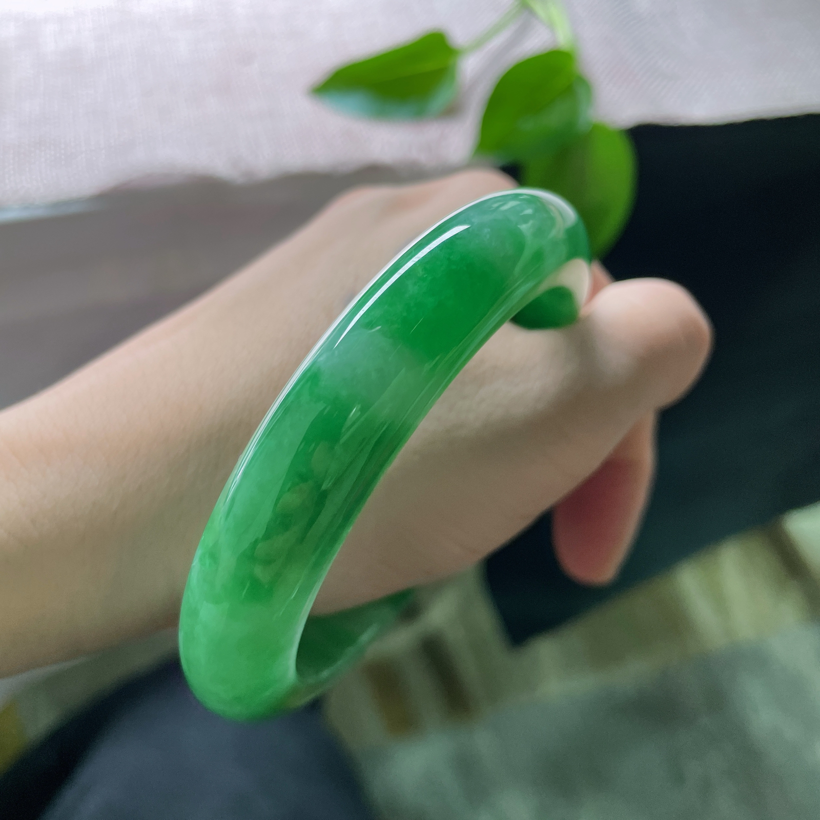 61.1/13.1/10，满绿正圈，大圈口，种老肉细，底色均匀醇厚，是东方美玉的底色与底气。一点皮纹