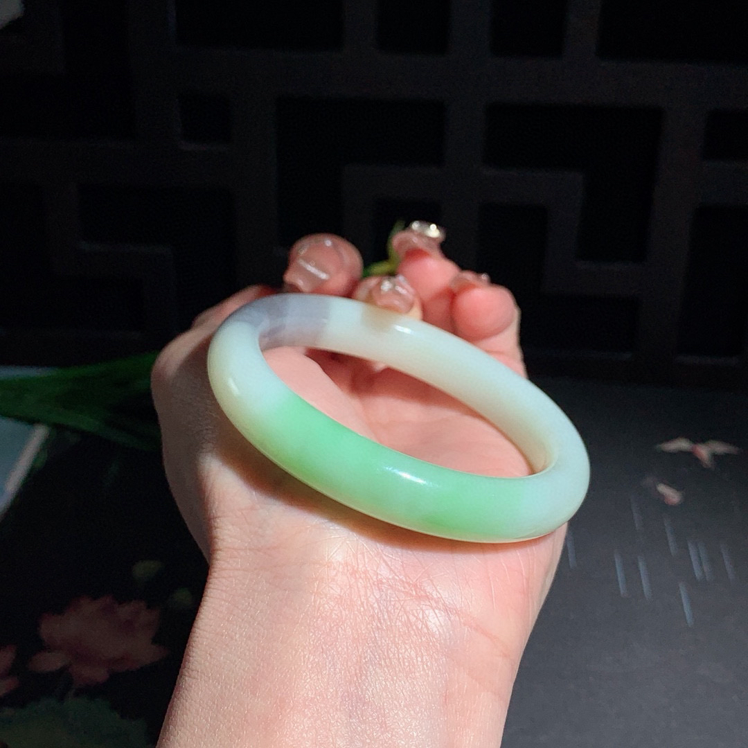 和田玉55圈口翠青三色手镯！玉质细腻油润 底色纯净 无裂无黑 脂粉好，品质高