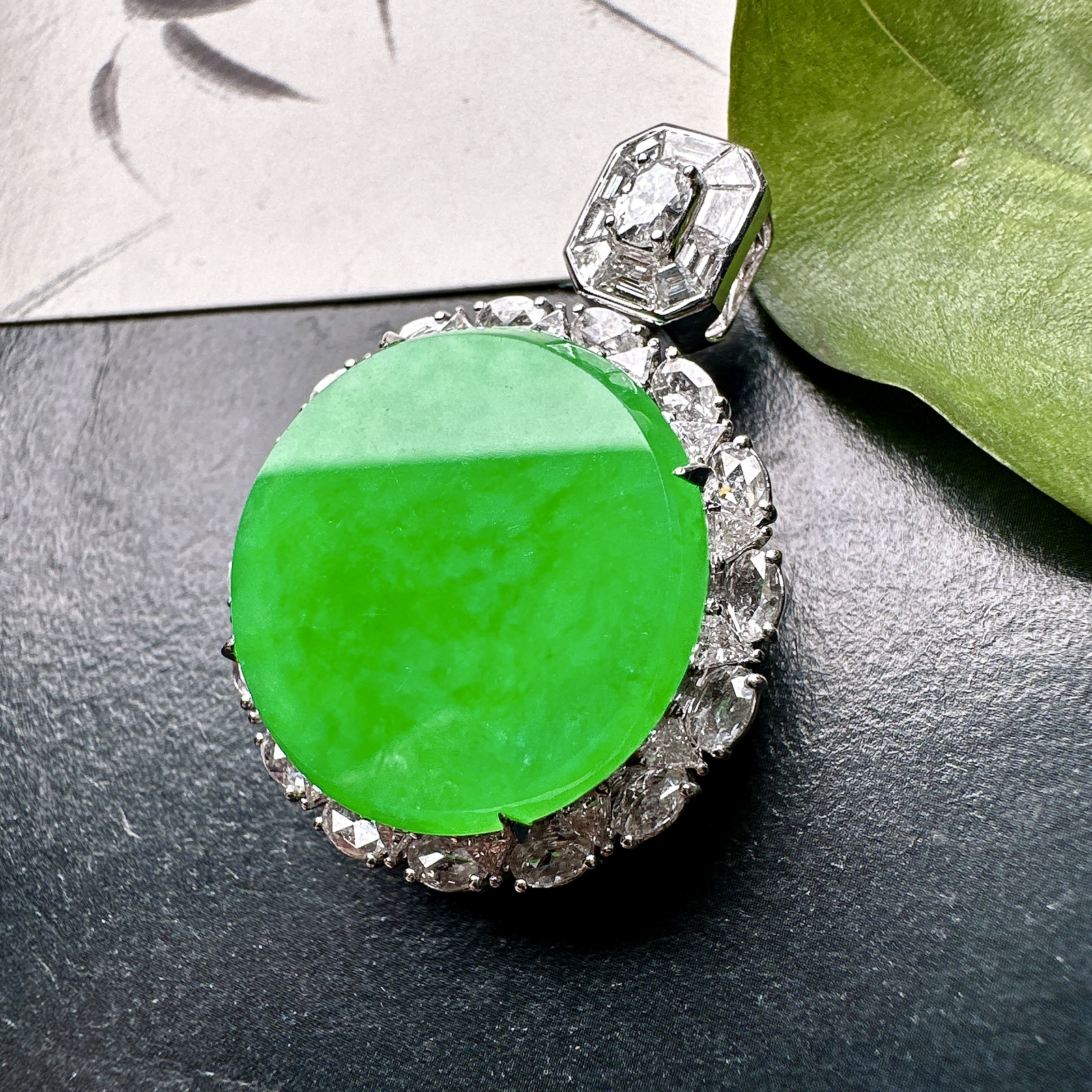 【冰种满绿圆无事牌】阳绿色泽，种水颜色都不错，冰感明显，质地细腻干净，佩戴佳品。18k金钻镶嵌，裸石尺寸20.1*2.8毫米