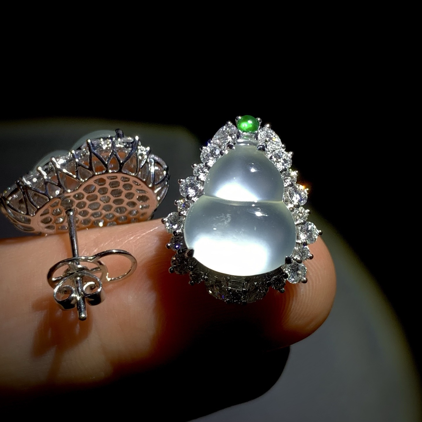 白葫芦耳钉，裸石约13.5-11-3mm，
整体19-16-8mm，6.25g，
18K金，南非钻，