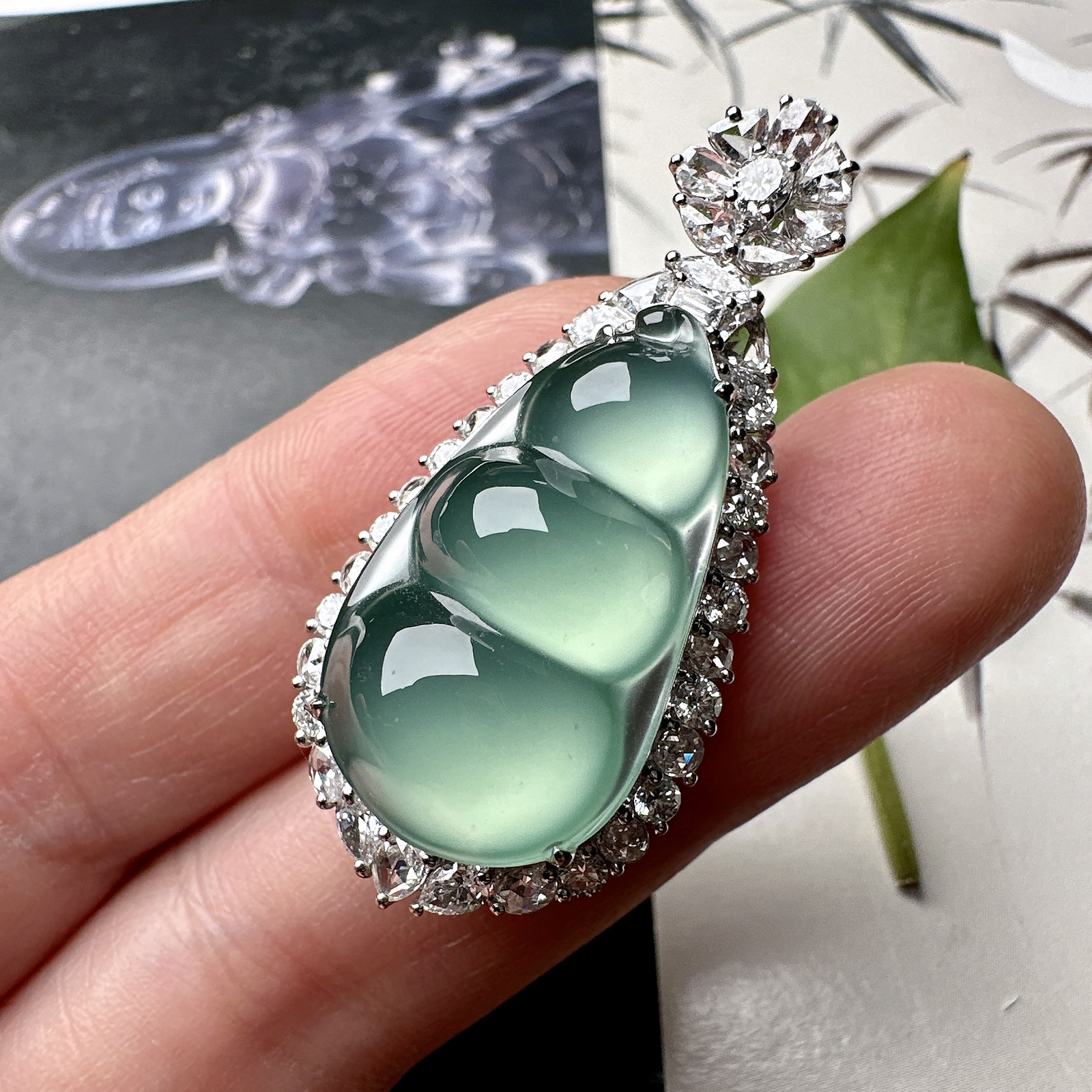 【冰种晴绿福豆吊坠】种地上乘，冰感十足，通透起光，饱满圆润，收藏品质，18k金钻镶嵌，裸石尺寸23.8*13.9*6.8毫米