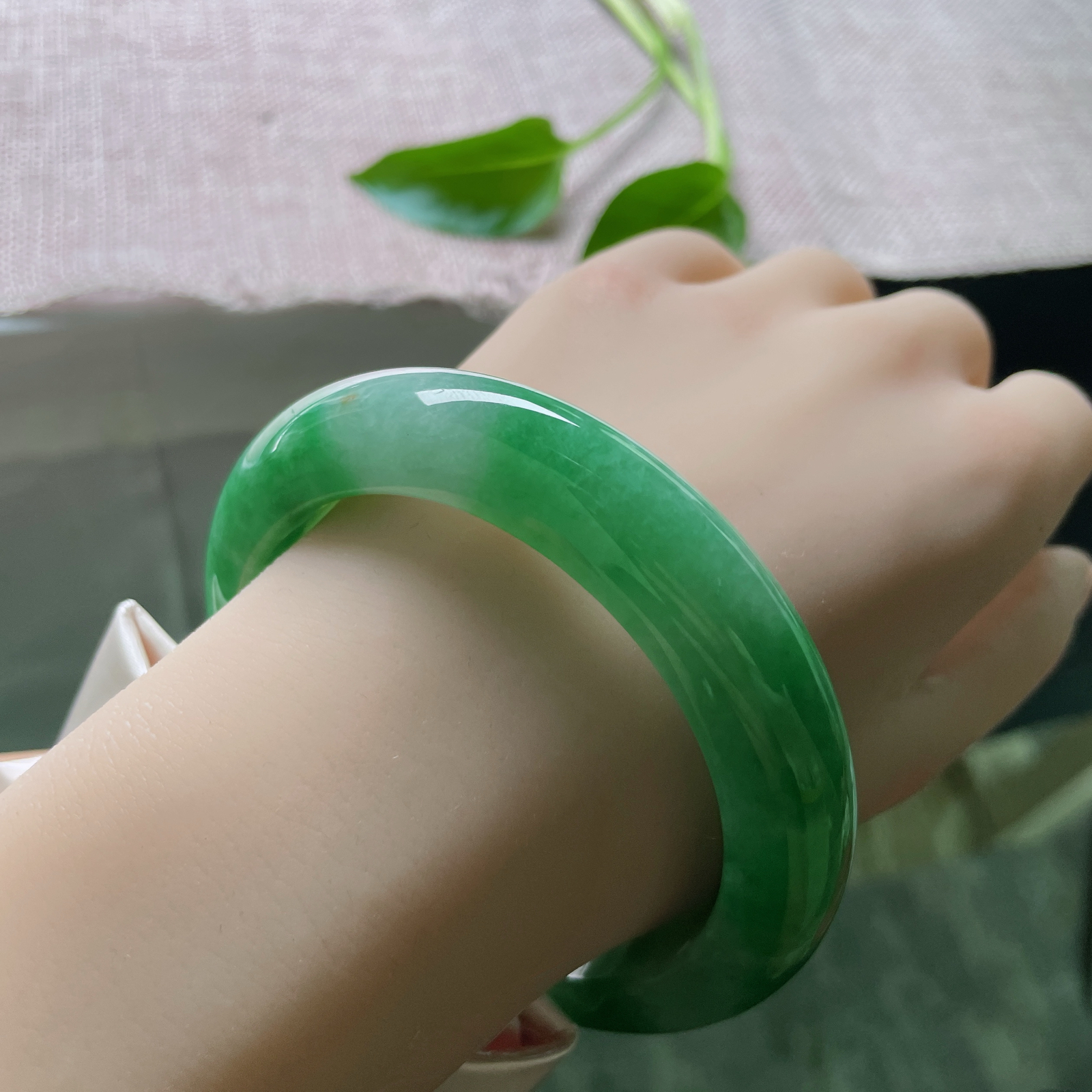 61.1/13.8/10.5，满绿正圈，大圈口，如深潭碧波，静水深流。洒金招财进宝。皮纹，