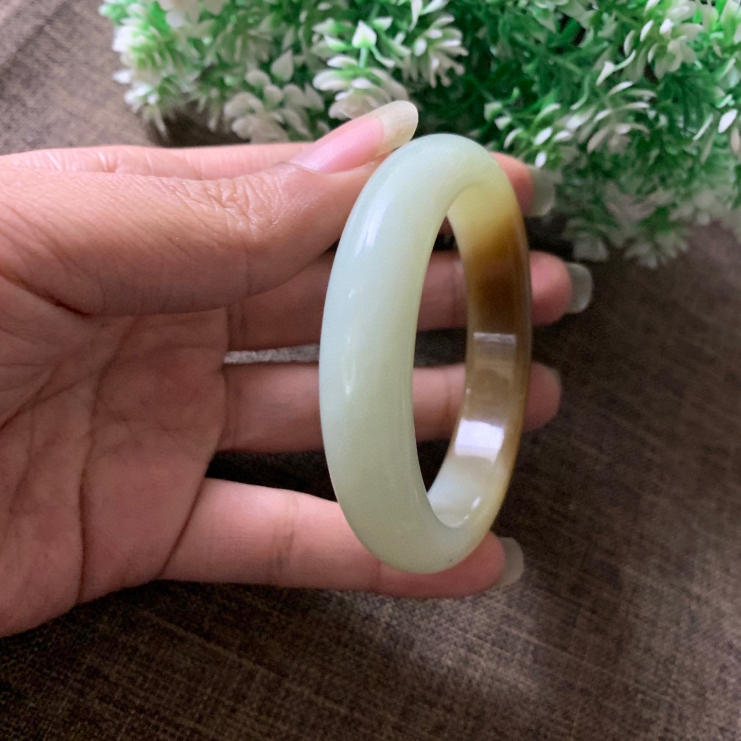 56圈口和田玉且末糖手镯，镯型古朴典雅。在诗情画意的雨巷相遇，你是我腕间的一抹风情，有你眸有深情.清