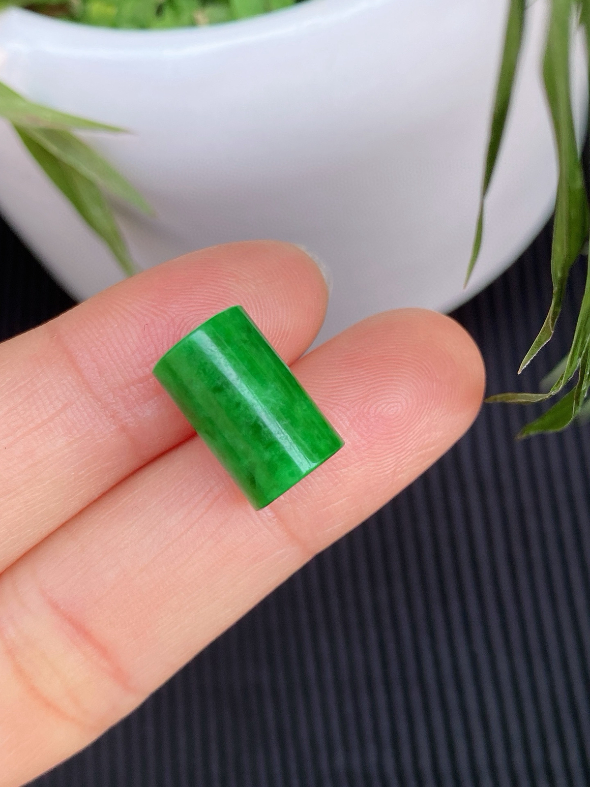 ​​​​满绿桶珠
颜色浓郁鲜亮，质地细腻光滑
实物更美～