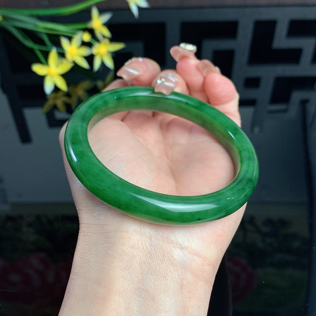 和田玉碧玉61圈口阳绿色碧玉手镯！玉质细腻油润 底色纯净 无裂无棉 脂粉好，品质高。