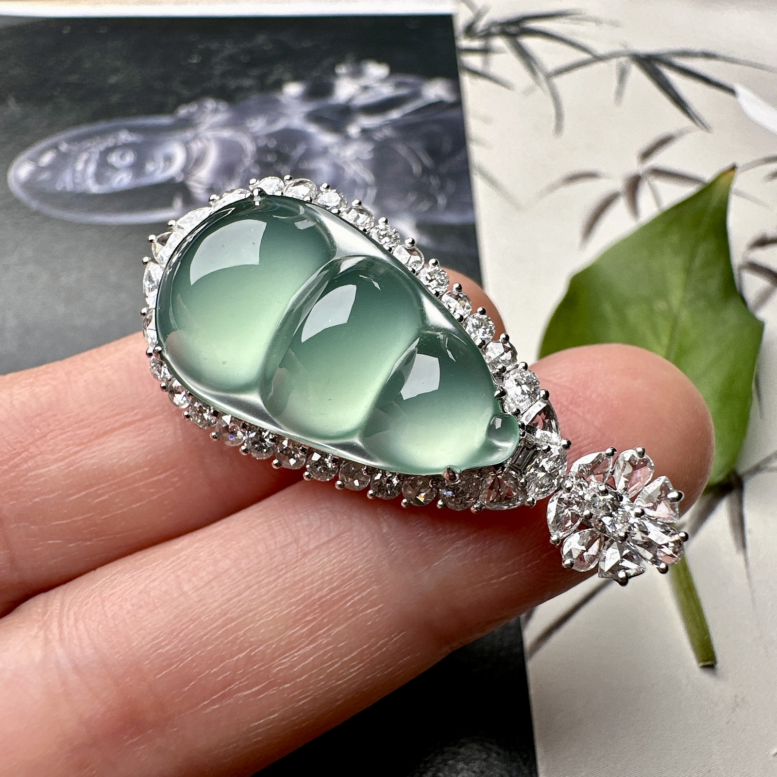 【冰种晴绿福豆吊坠】种地上乘，冰感十足，通透起光，饱满圆润，收藏品质，18k金钻镶嵌，裸石尺寸23.8*13.9*6.8毫米