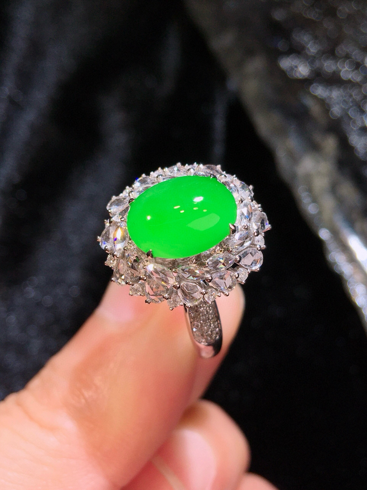 缅甸翡翠，满绿蛋面戒指
18K重金豪华镶嵌钻石C27