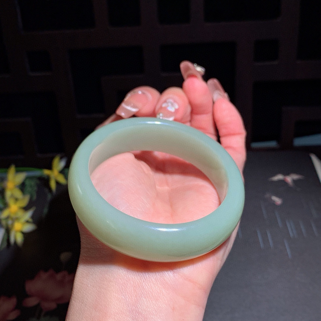 和田玉55.5圈口且末蓝宽版手镯！玉质细腻油润 底色纯净 无裂无杂 脂粉好，品质高