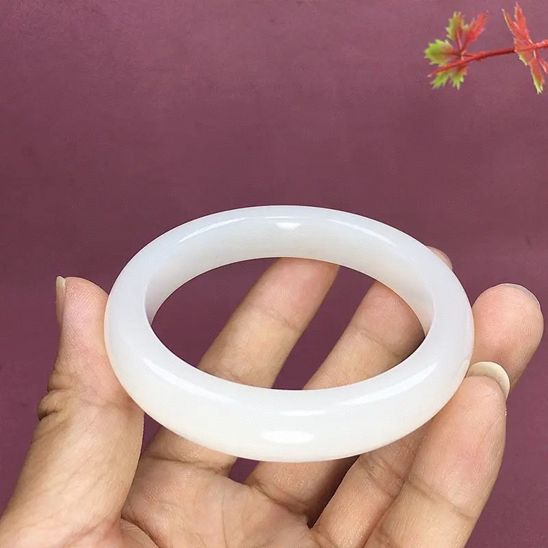 56圈口和田玉羊脂白玉手镯，和田玉56圈口羊脂白玉手镯，镯型古朴典雅。在诗情画意的雨巷相遇，你是我腕间的一抹风情，有你眸有深情.清风荡漾湖间静水，我愿俯身低眉，在烟波涟漪处寻