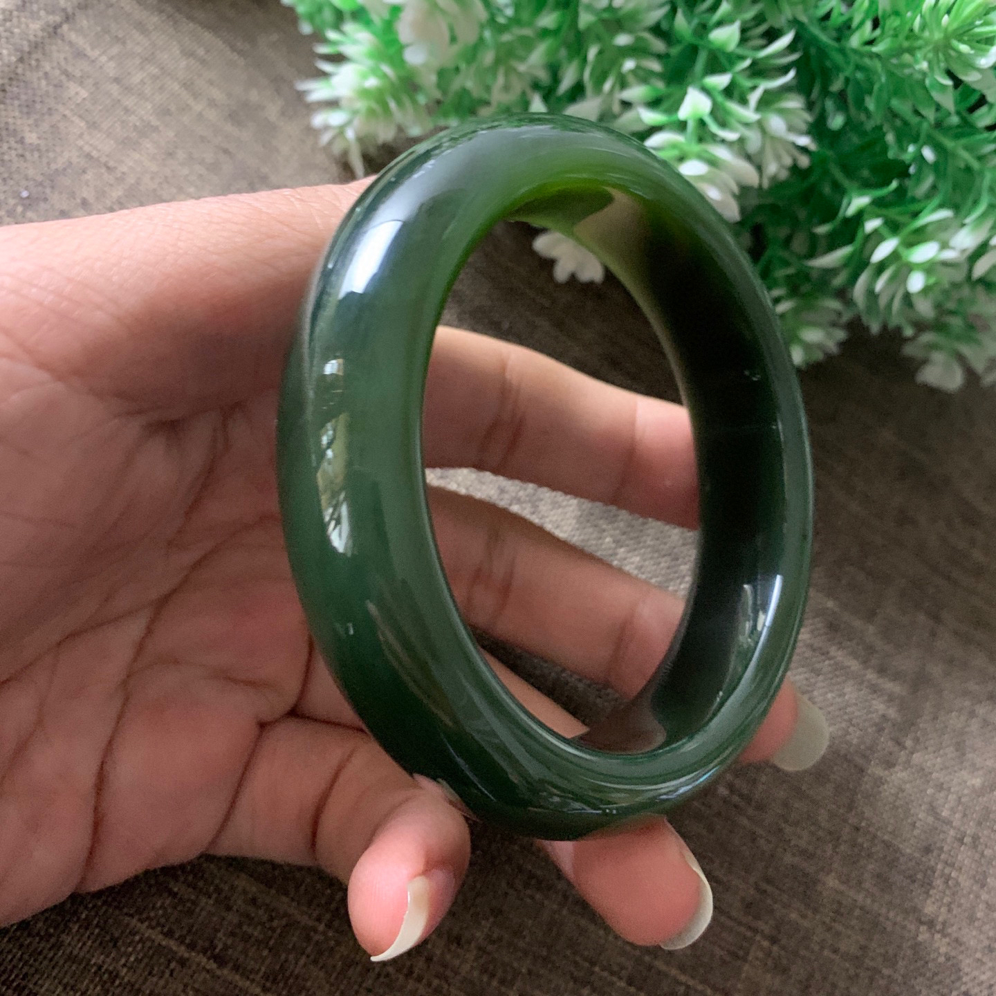 和田玉碧玉62圈口菠菜绿宽版手镯，镯型古朴典雅。在诗情画意的雨巷相遇，你是我腕间的一抹风情，有你眸有深情.清风荡漾湖间静水，我愿俯身低眉，在烟波涟漪处寻