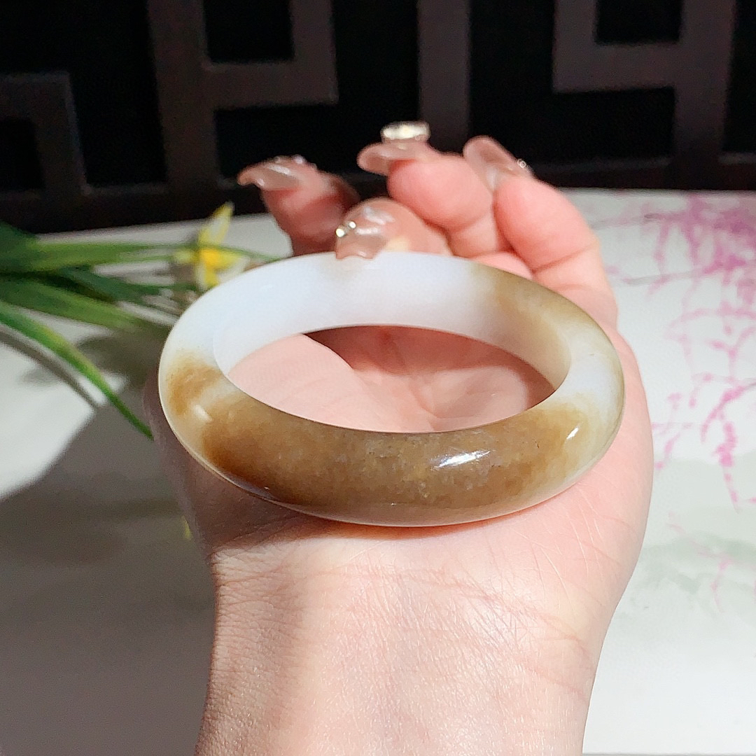和田玉52.5圈口且末糖手镯！玉质细腻油润 底色纯净 无裂无黑 脂粉好，品质高。