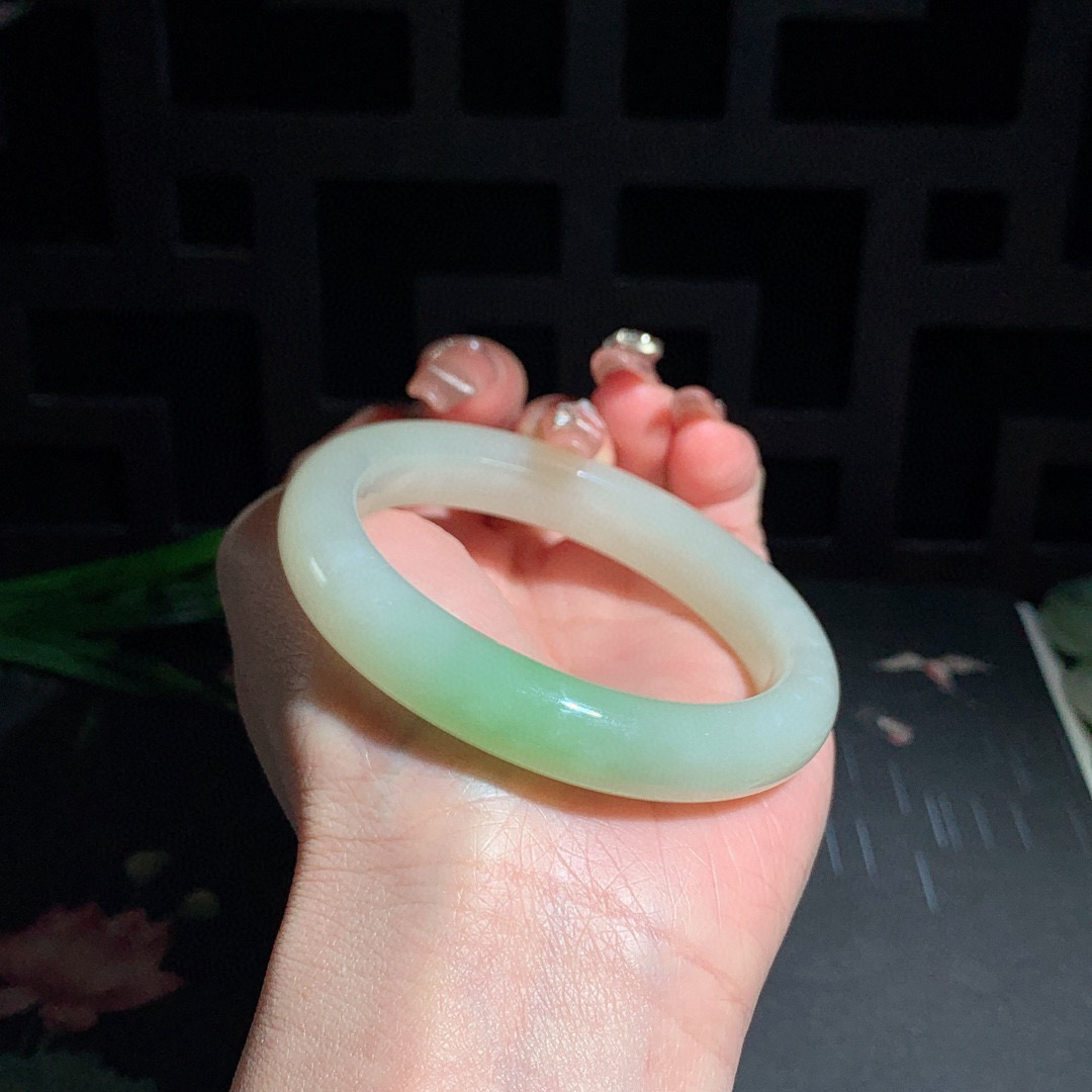 和田玉54.5圈口翠青手镯！玉质细腻油润 底色纯净 无裂无黑 脂粉好，品质高