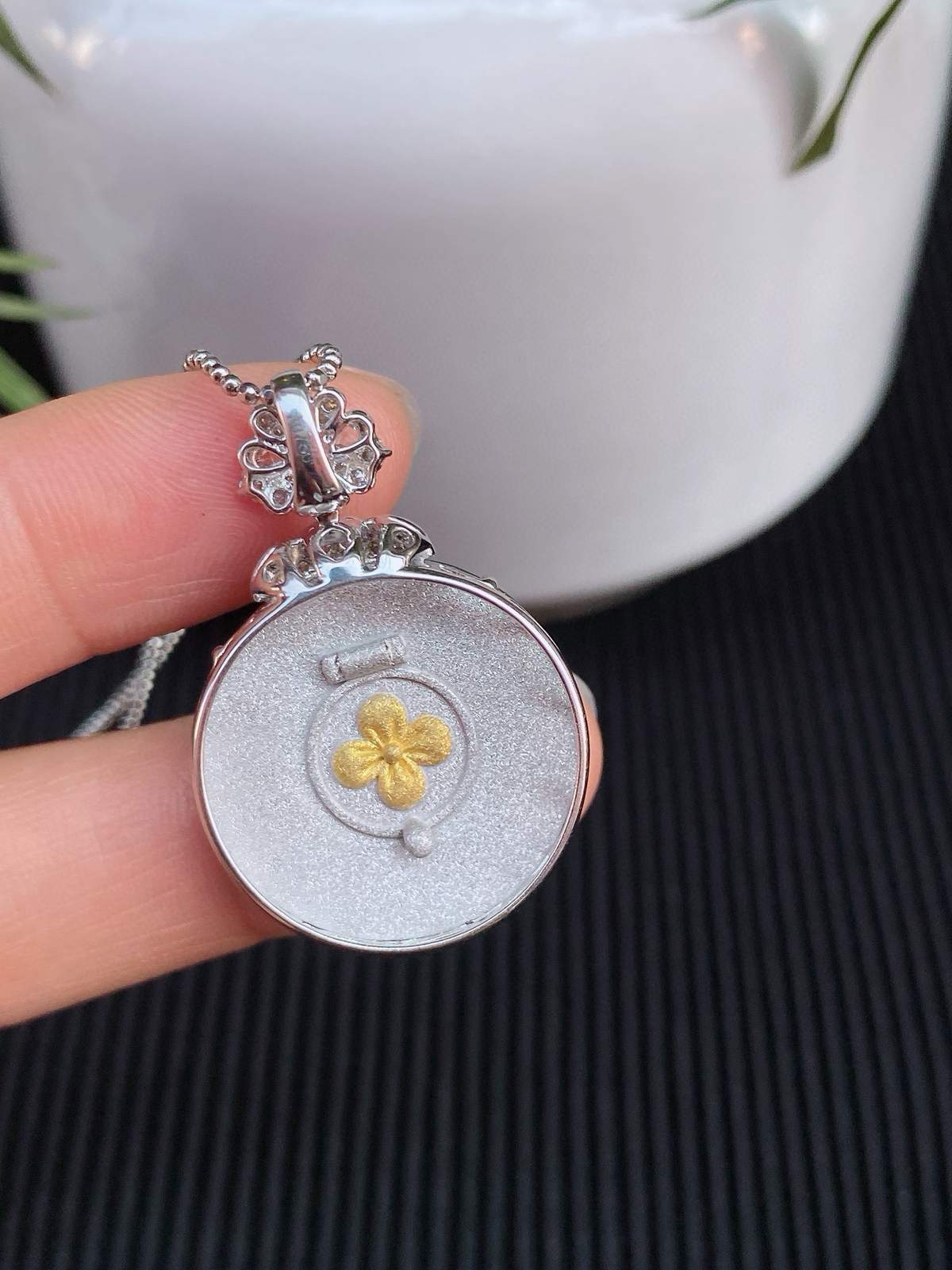 ​​​冰阳绿圆牌吊坠 
色泽浓郁鲜亮，光泽感满满
18k金镶嵌，精致又高级
实物更美～