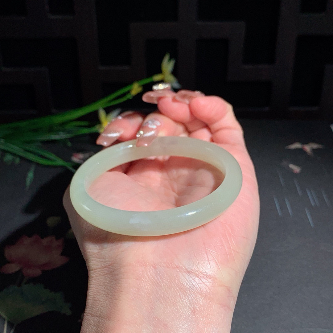 和田玉54圈晴水色手镯！玉质细腻油润 ，底色纯净 ，无裂无黑 ，脂粉好，品质高，料子好。