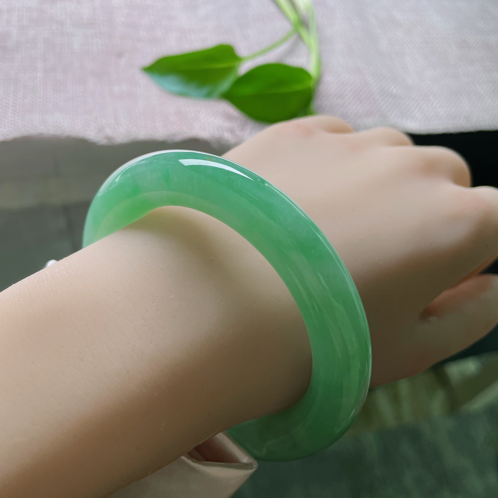 56.7/11.8，绿底圆条，满圈阳绿，均匀铺满。老坑料，肉质细腻，上手显白贵气。无纹裂