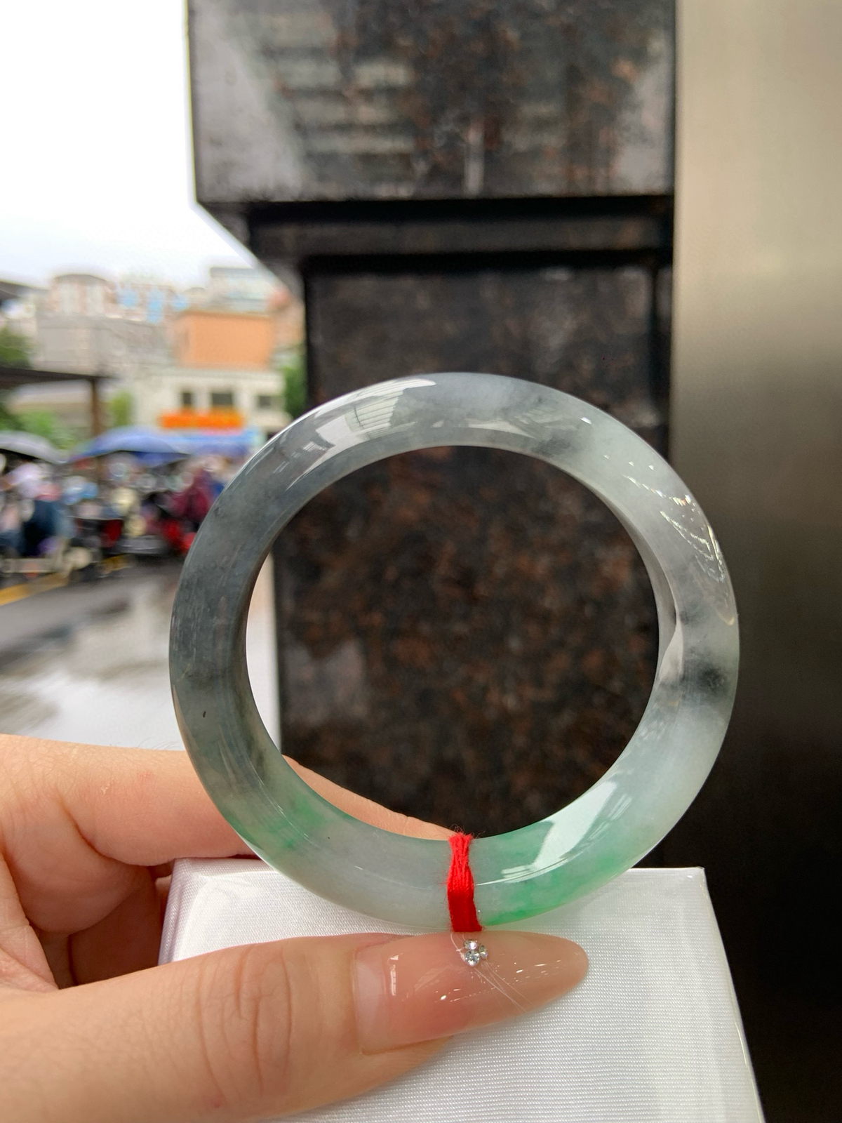 乌鸡飘绿正圈
56.3-13-9.2
底妆干净细腻，阳绿花色点睛之笔，芝麻糊即视感，比较有特色的一条美镯