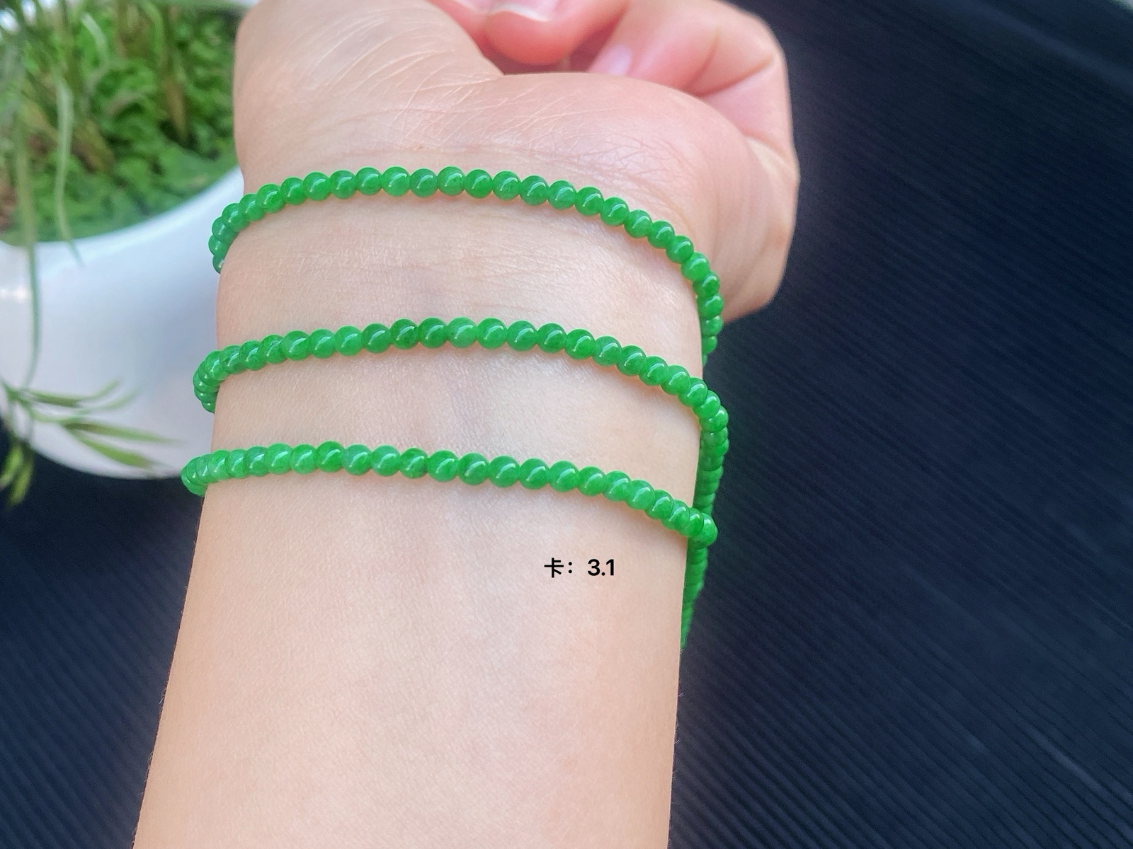 ​​​​阳绿小米珠链​​ 
色泽鲜亮饱满，冰润通透，种水细腻
佩戴方便，可做项链或手链