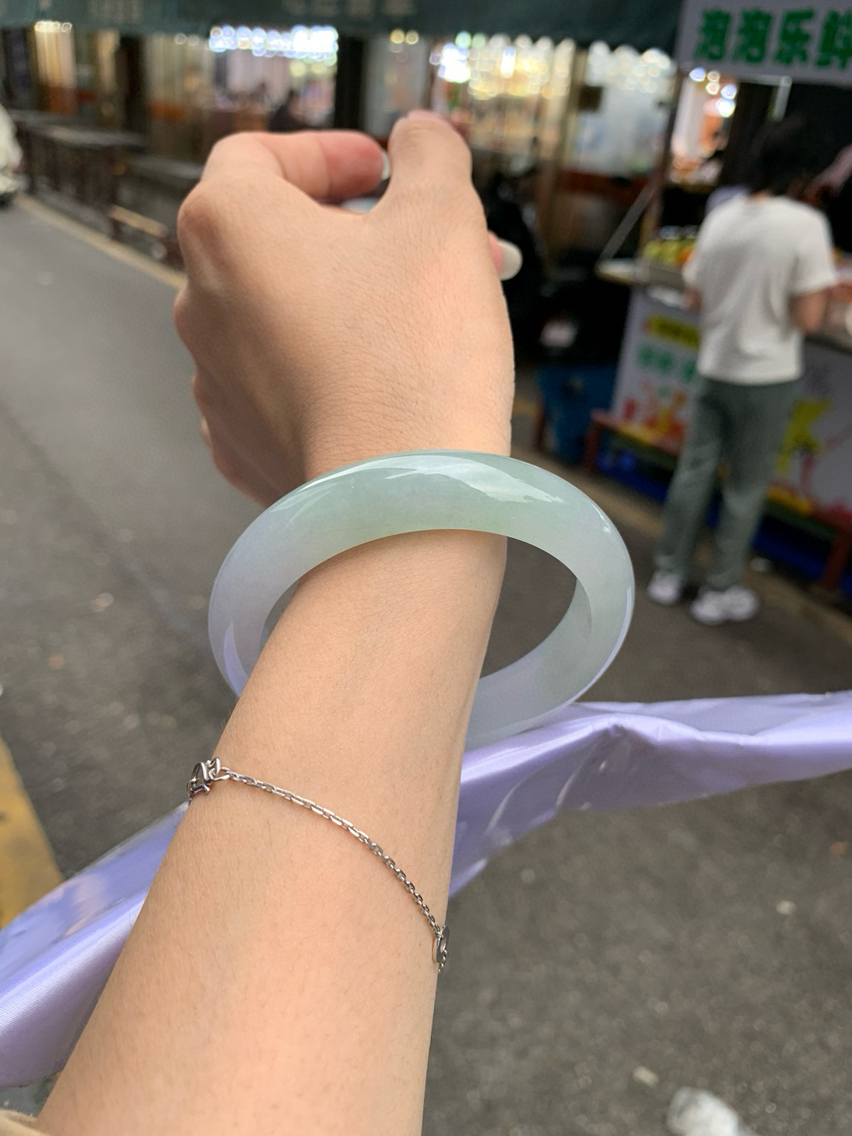 淡春彩正圈
58.7-8.7-13
底妆水润细腻，淡淡晴绿底色和淡紫底宛如春天的繁华。在岁月的长河流转中绽放着独特的魅力，气质温婉而迷人。