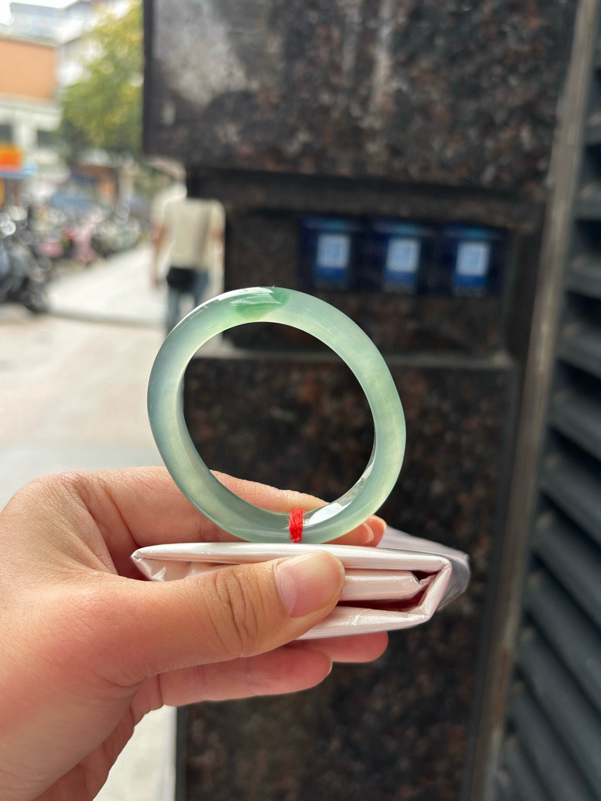 冰湖水绿飘花贵妃
51.6-44-9-7.2
底妆干净冰胶细腻，湖水绿的底色清爽耐看，室内室外都一样