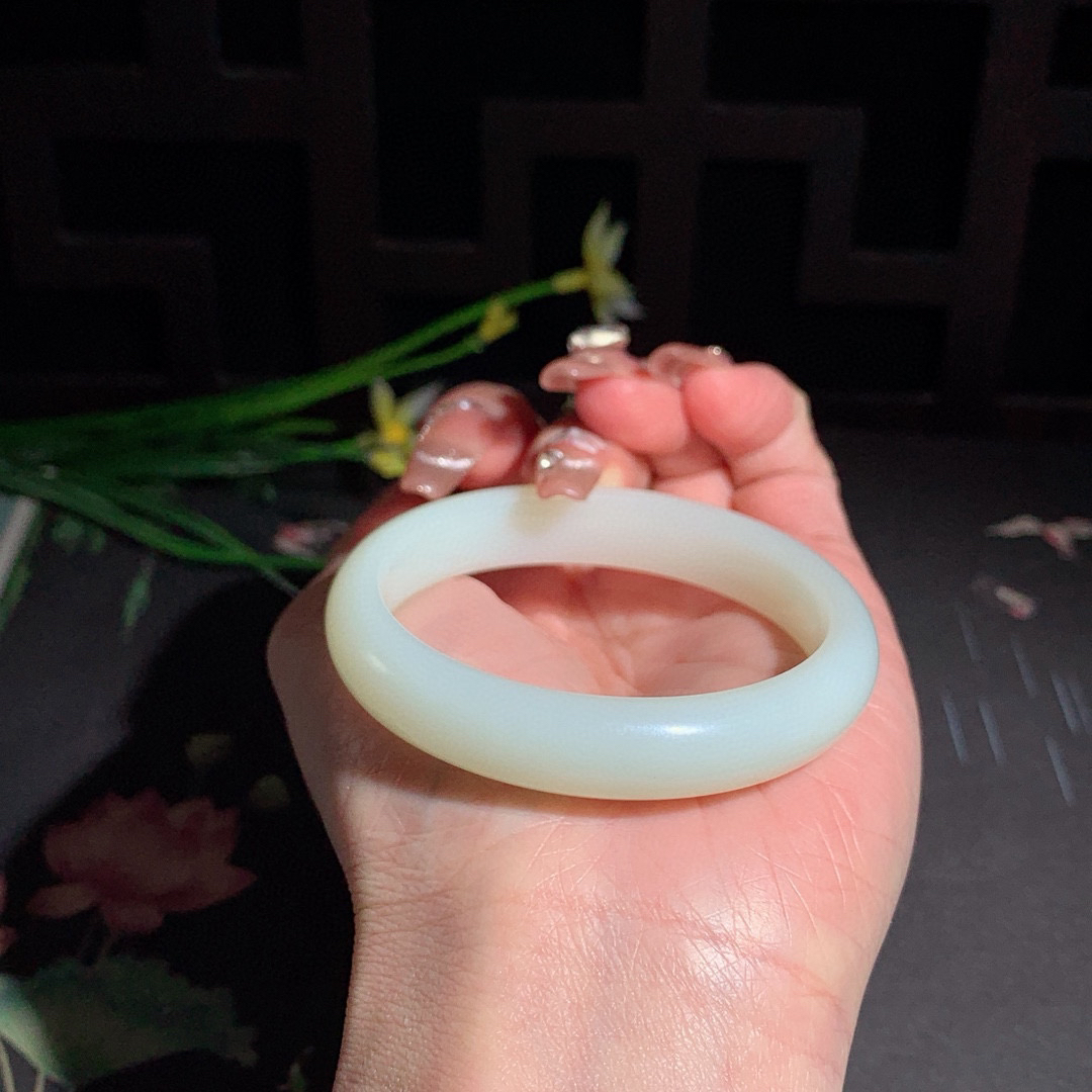 和田玉50.5圈青白玉手镯！玉质细腻油润 底色纯净 无裂无杂 脂粉好，品质高。
