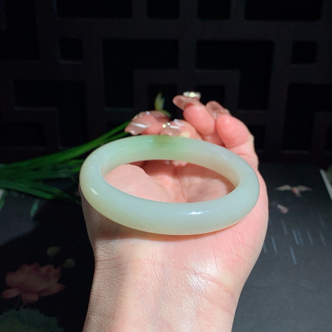 和田玉54.5圈口翠青手镯！玉质细腻油润 底色纯净 无裂无黑 脂粉好，品质高