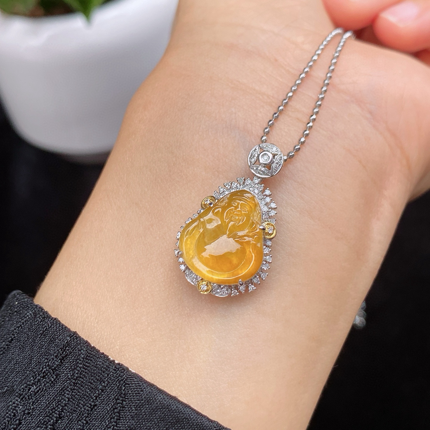 冰黄翡财神吊坠 
冰透种好，招财必备
18k金镶嵌，高性价比‼️实物更美～