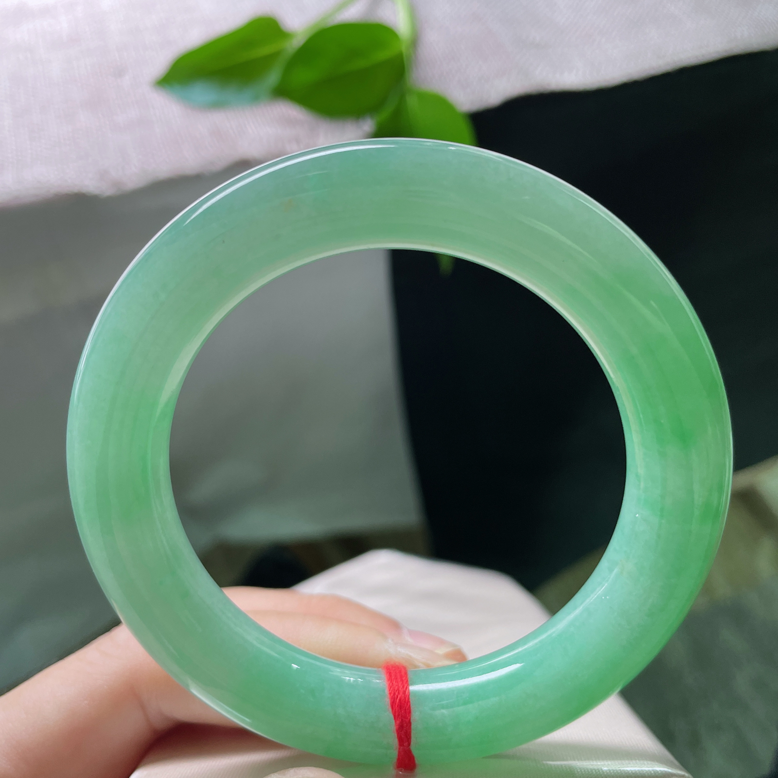 56.7/11.8，绿底圆条，满圈阳绿，均匀铺满。老坑料，肉质细腻，上手显白贵气。无纹裂