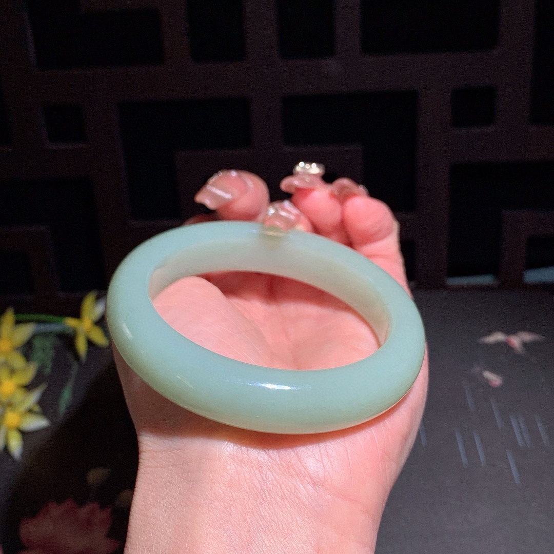 和田玉56圈口且末蓝宽条手镯！玉质细腻油润 底色纯净 无裂无杂 脂粉好，品质高。