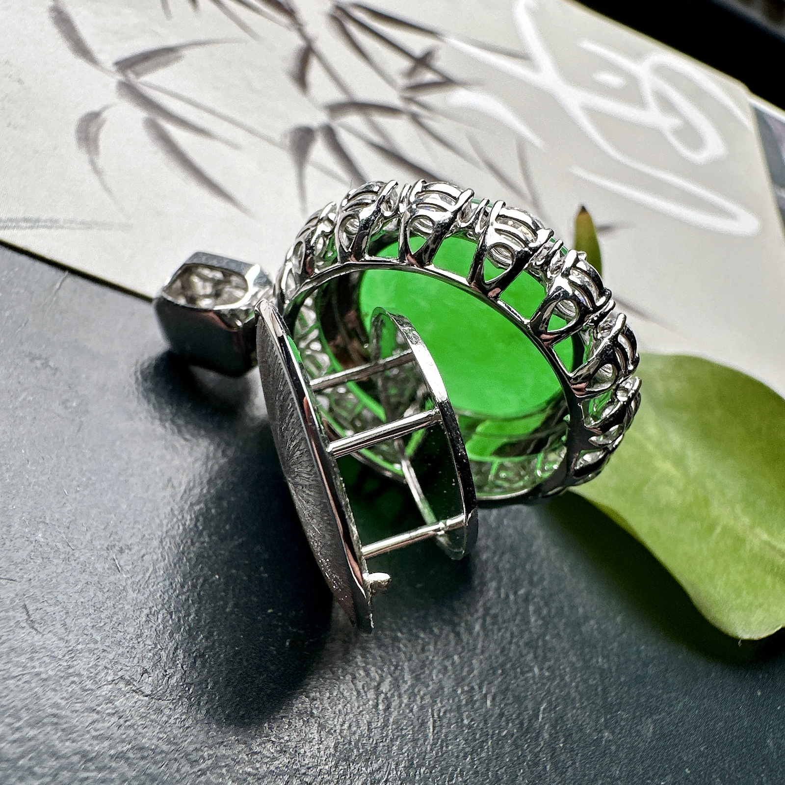 【冰种满绿圆无事牌】阳绿色泽，种水颜色都不错，冰感明显，质地细腻干净，佩戴佳品。18k金钻镶嵌，裸石尺寸20.1*2.8毫米