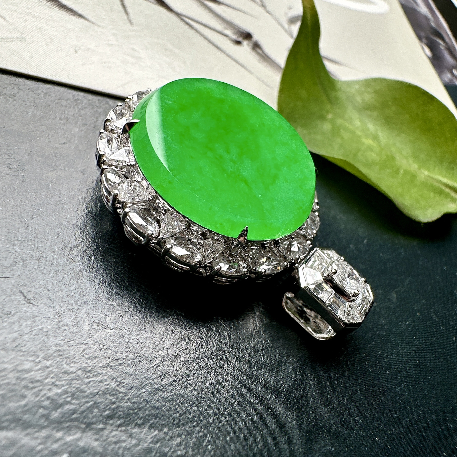 【冰种满绿圆无事牌】阳绿色泽，种水颜色都不错，冰感明显，质地细腻干净，佩戴佳品。18k金钻镶嵌，裸石尺寸20.1*2.8毫米