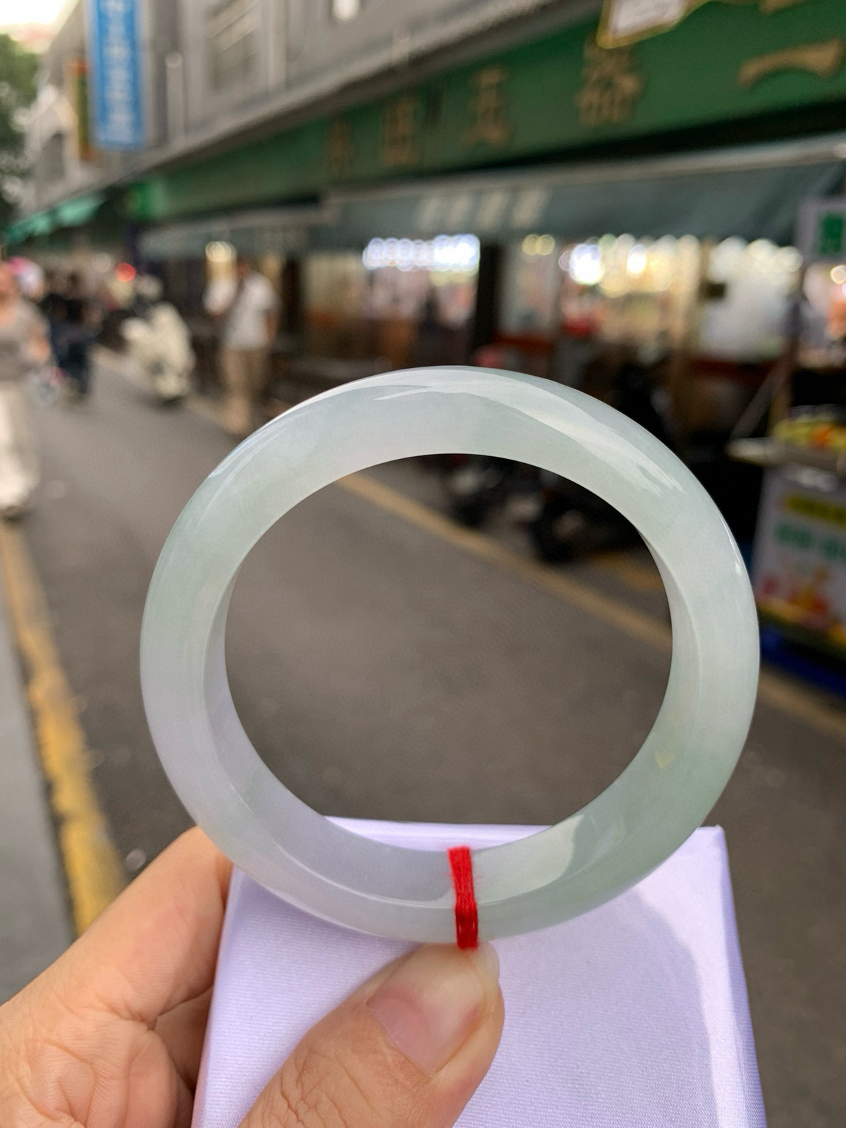 淡春彩正圈
58.7-8.7-13
底妆水润细腻，淡淡晴绿底色和淡紫底宛如春天的繁华。在岁月的长河流转中绽放着独特的魅力，气质温婉而迷人。