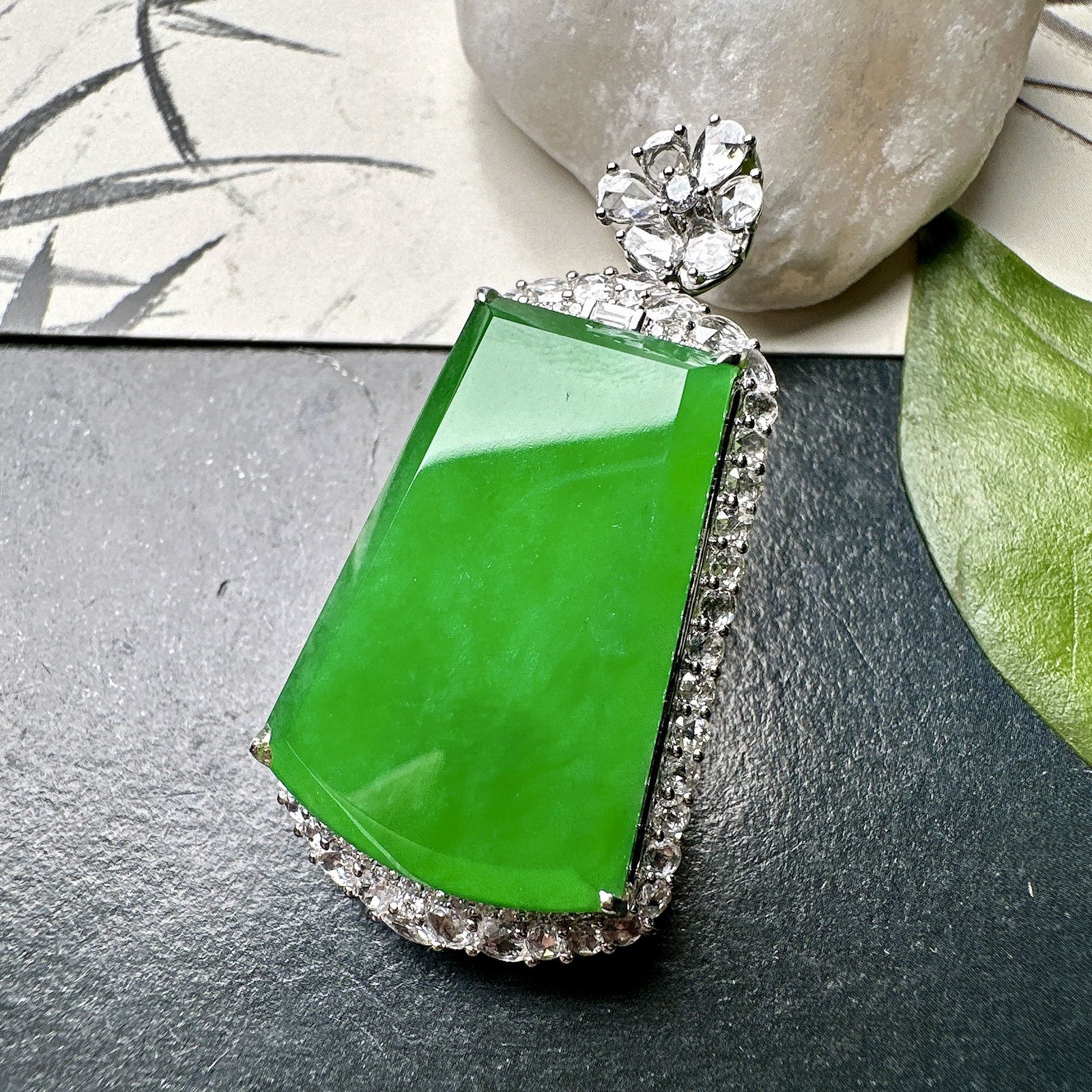 【冰种满绿无事牌】阳绿色泽，种水上乘，通透闪亮，晶莹剔透。18K金钻镶嵌，裸石尺寸26.2*18.4*3毫米。