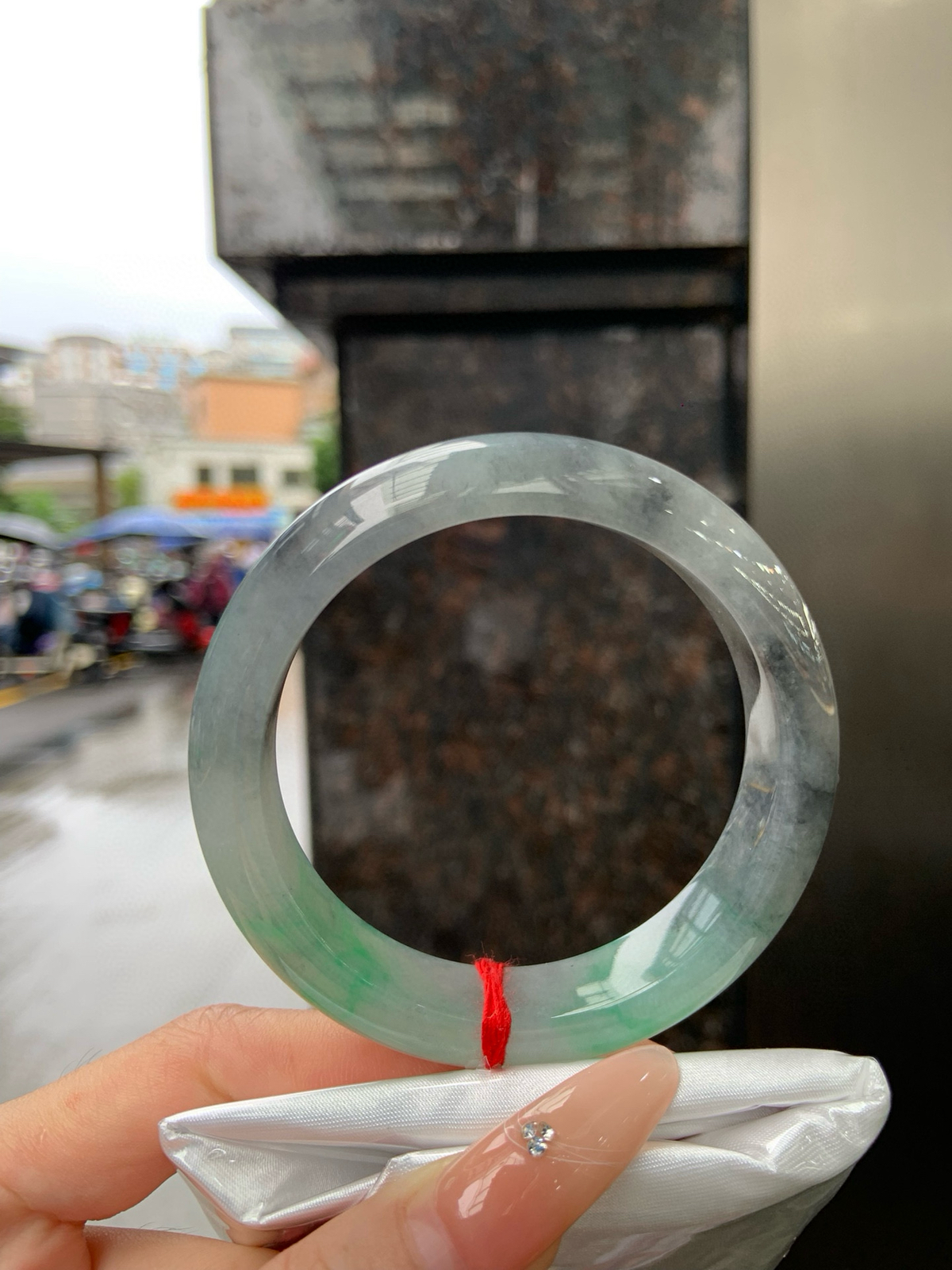 乌鸡飘绿正圈
56.3-13-9.2
底妆干净细腻，阳绿花色点睛之笔，芝麻糊即视感，比较有特色的一条美镯