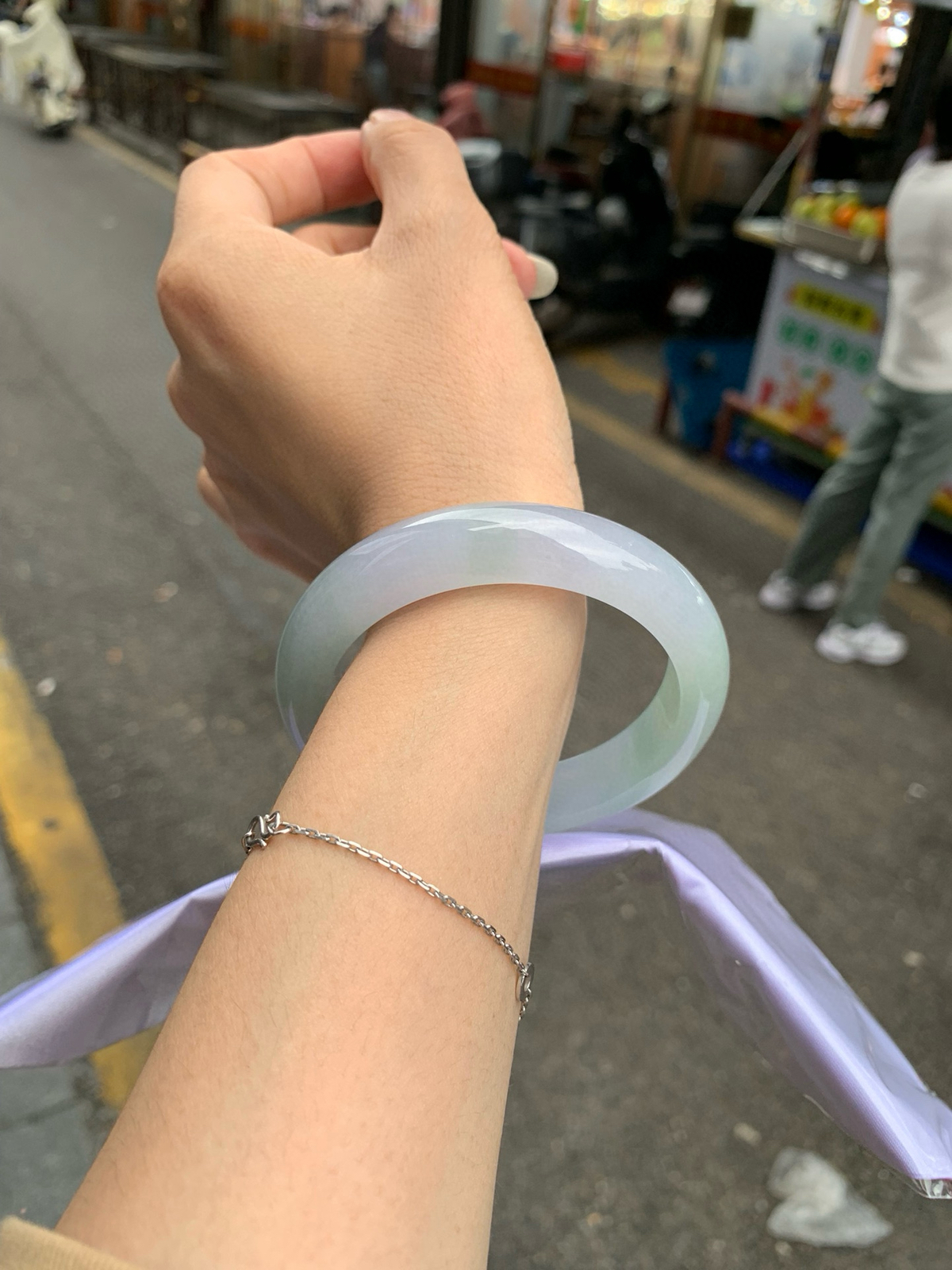 淡春彩正圈
58.7-8.7-13
底妆水润细腻，淡淡晴绿底色和淡紫底宛如春天的繁华。在岁月的长河流转中绽放着独特的魅力，气质温婉而迷人。