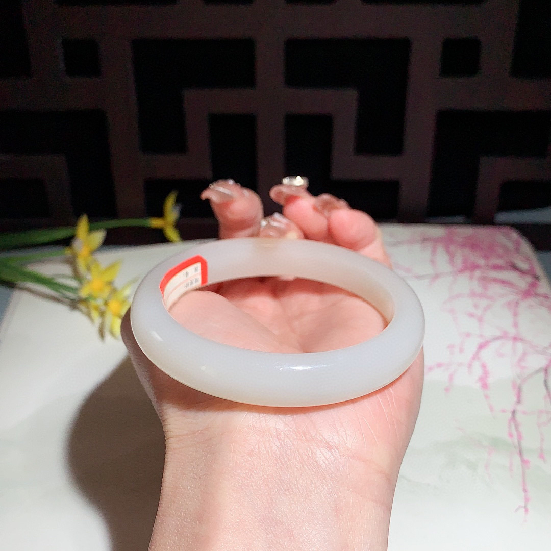 和田玉59圈口藕粉色手镯！玉质细腻油润 底色纯净 无裂无杂 脂粉好，品质好！