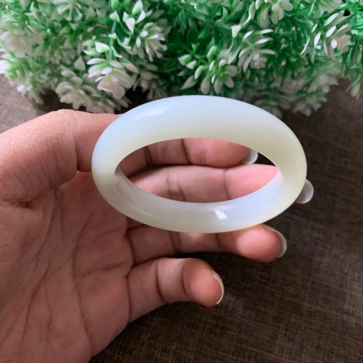 49.9圈口和田玉羊脂白手镯【挽间柔情】，镯型古朴典雅。在诗情画意的雨巷相遇，你是我腕间的一抹风情，