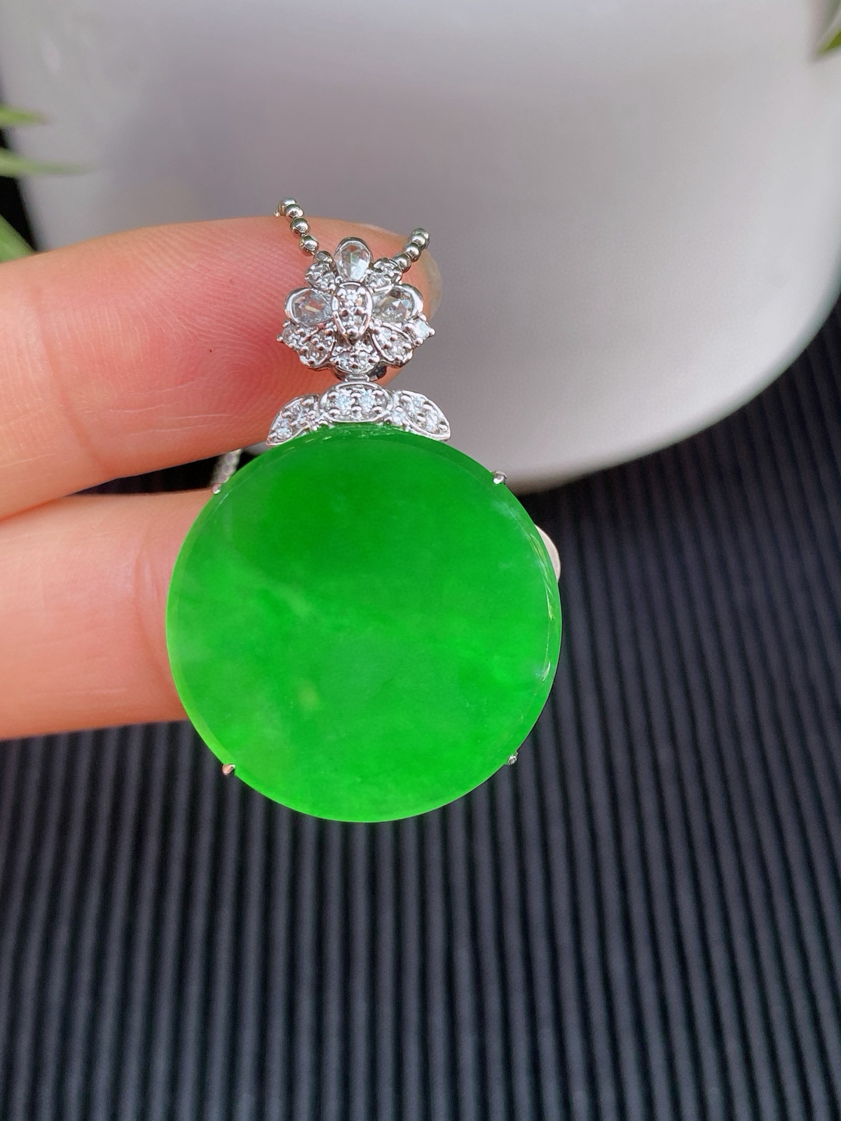 ​​​冰阳绿圆牌吊坠 
色泽浓郁鲜亮，光泽感满满
18k金镶嵌，精致又高级
实物更美～
