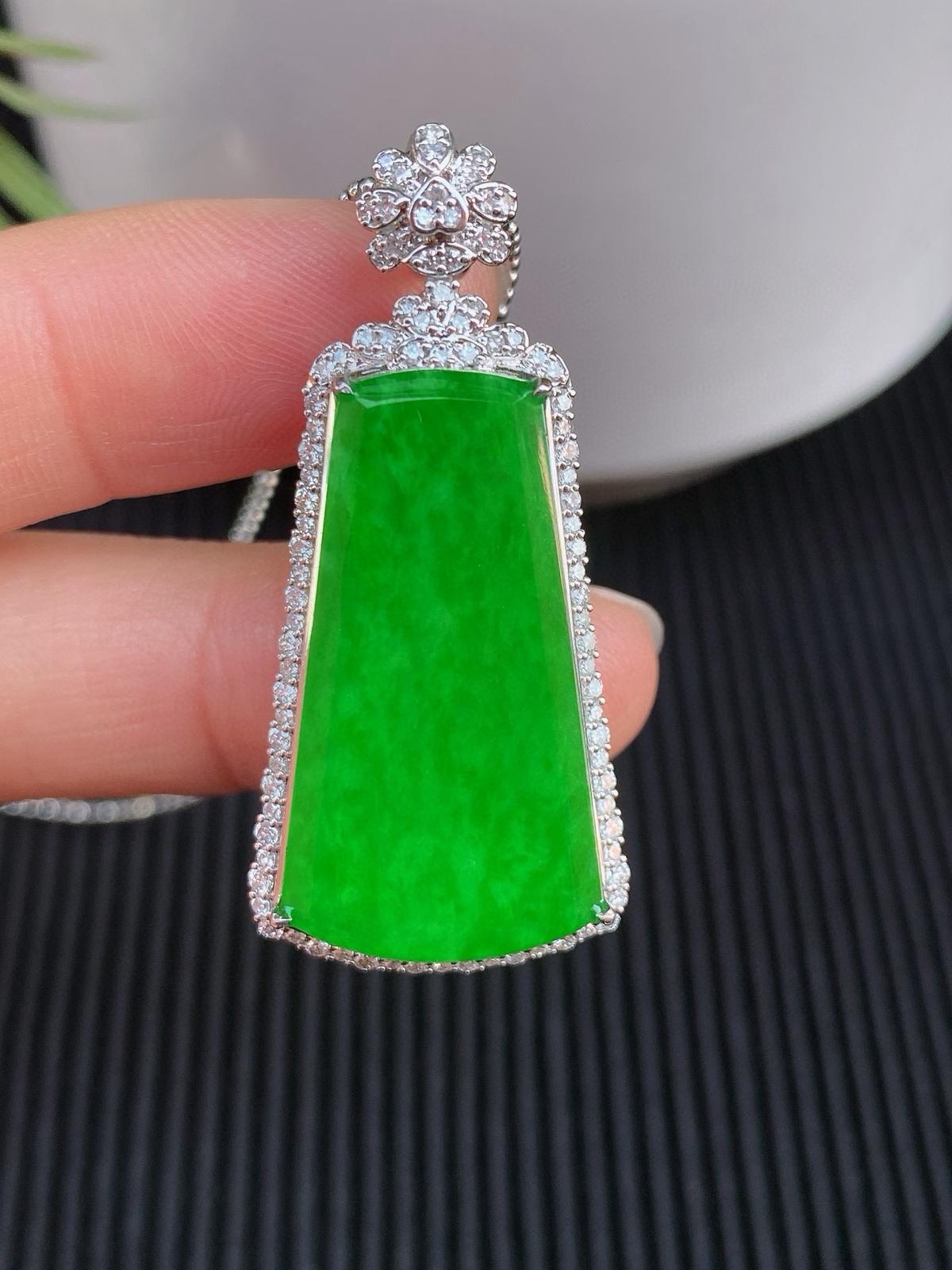 ​​​​冰阳绿无事牌吊坠​​ 
冰种质地，色泽鲜阳浓郁，荧光感满满
18K金镶嵌，奢华又精致
实