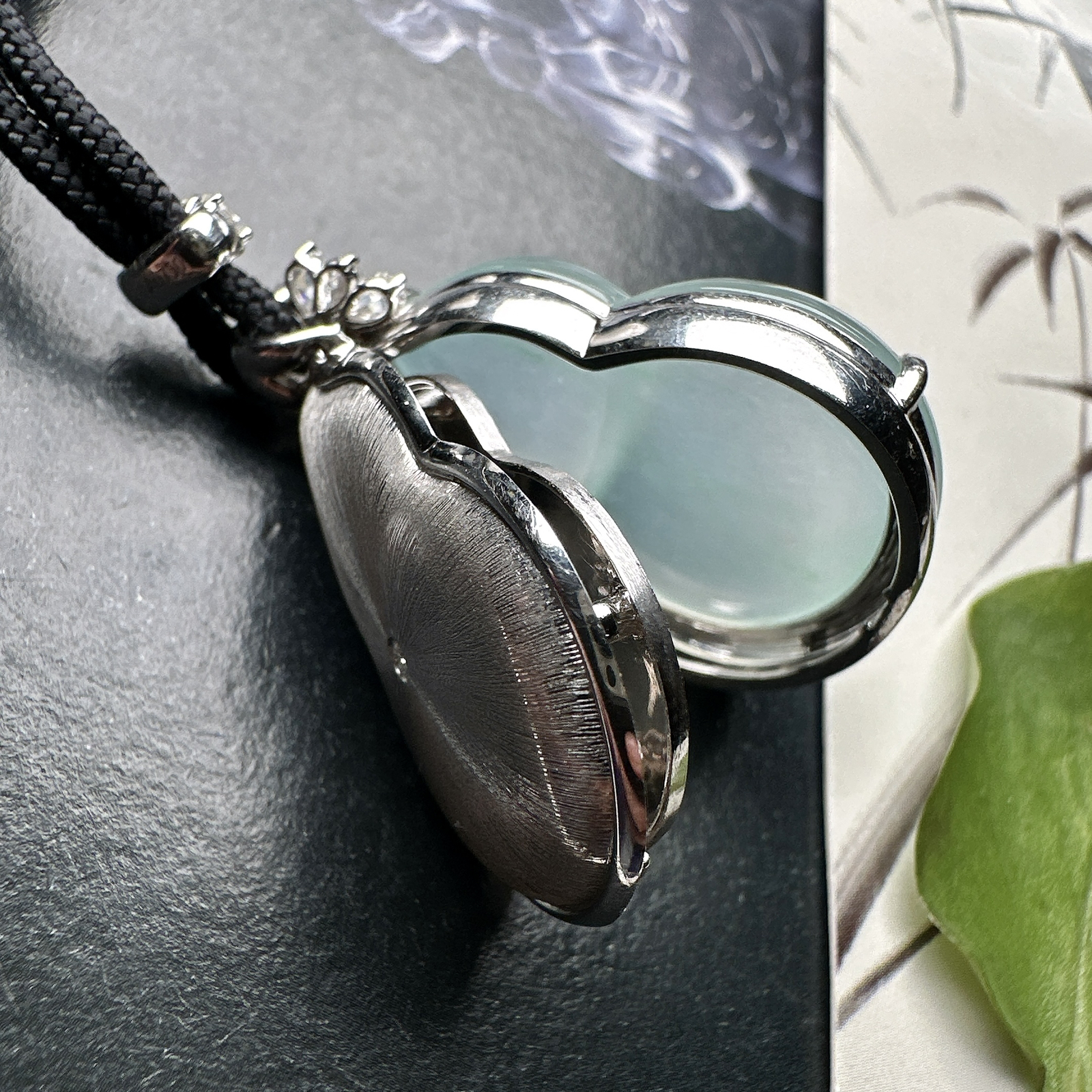 【冰种大葫芦吊坠】质地细腻清爽，荧光感强烈，荧光感强烈，18K金钻镶嵌，裸石尺寸31.4*23.6*7.5毫米