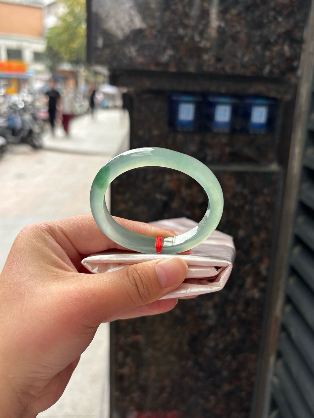 冰湖水绿飘花贵妃
51.6-44-9-7.2
底妆干净冰胶细腻，湖水绿的底色清爽耐看，室内室外都一样飘花灵动温婉有气质