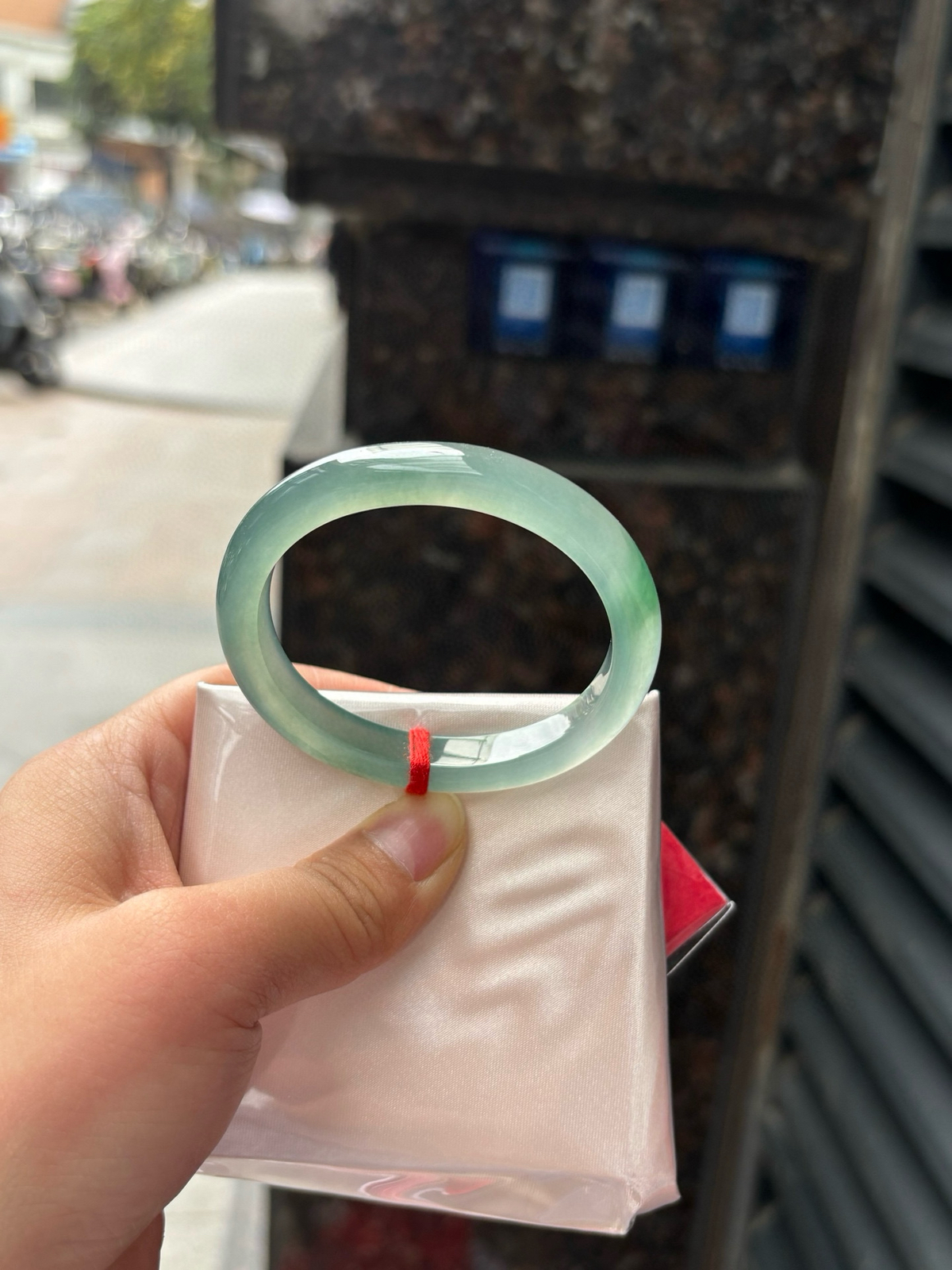 冰湖水绿飘花贵妃
51.6-44-9-7.2
底妆干净冰胶细腻，湖水绿的底色清爽耐看，室内室外都一样飘花灵动温婉有气质