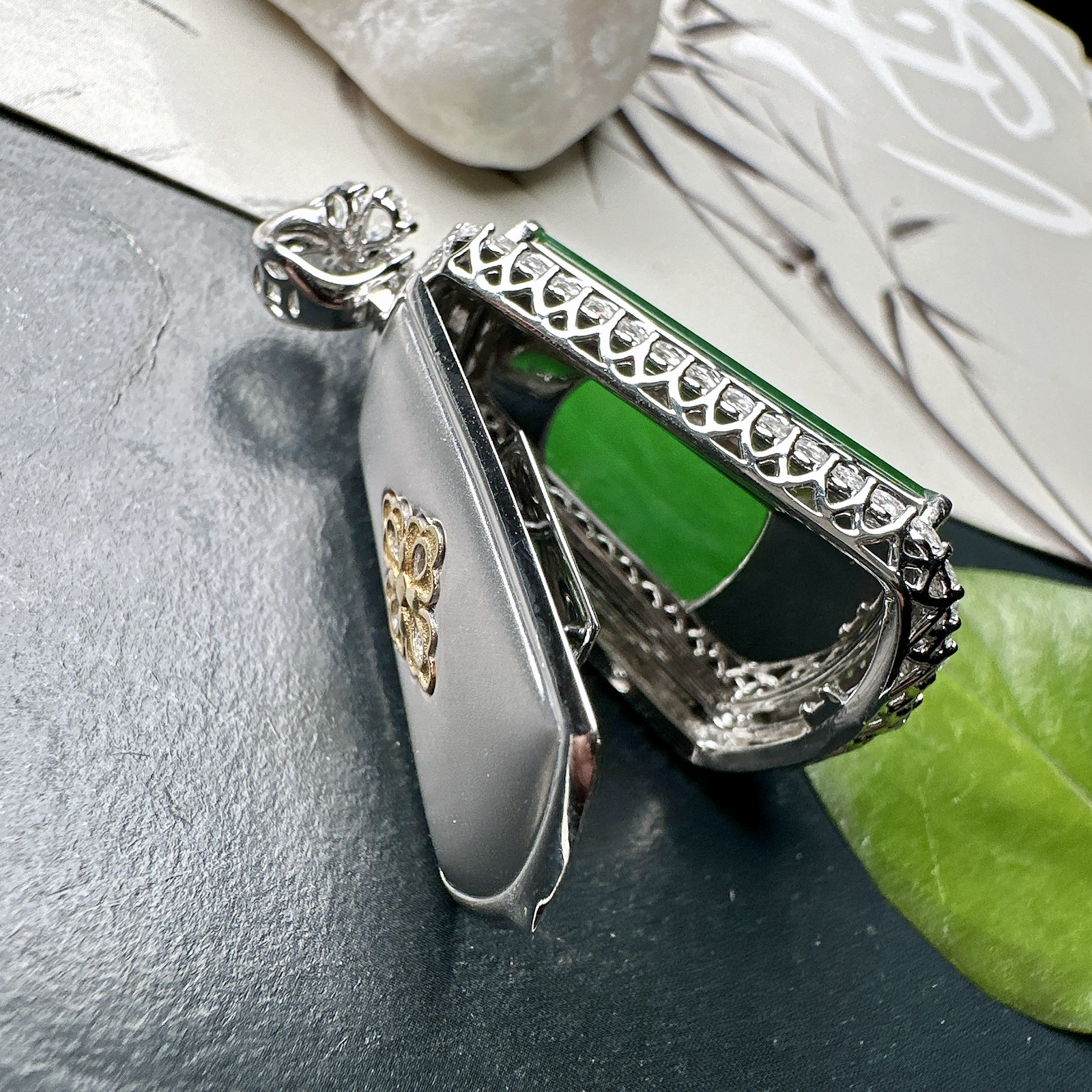 【冰种满绿无事牌】阳绿色泽，种水上乘，通透闪亮，晶莹剔透。18K金钻镶嵌，裸石尺寸26.2*18.4*3毫米。