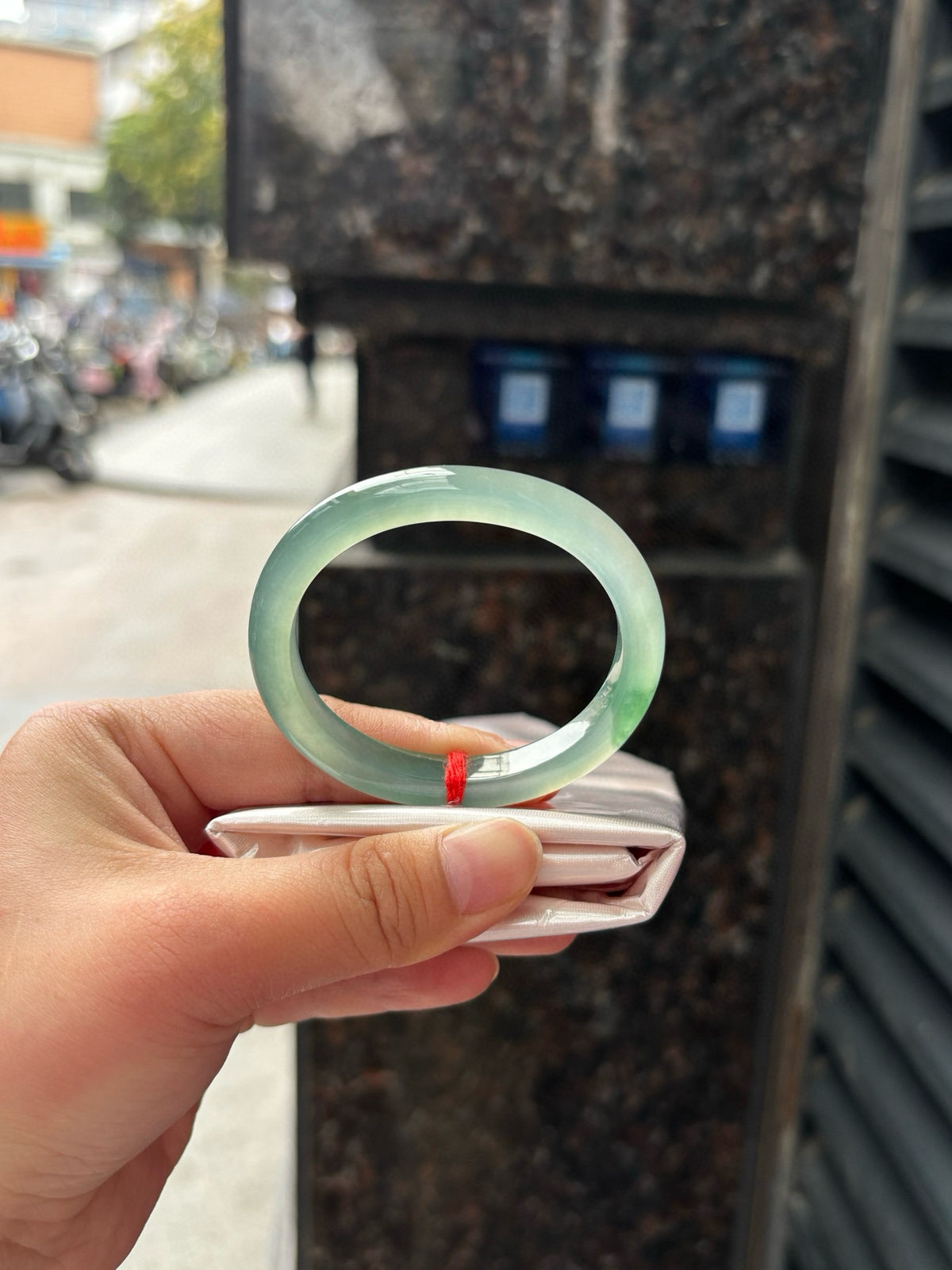 冰湖水绿飘花贵妃
51.6-44-9-7.2
底妆干净冰胶细腻，湖水绿的底色清爽耐看，室内室外都一样飘花灵动温婉有气质