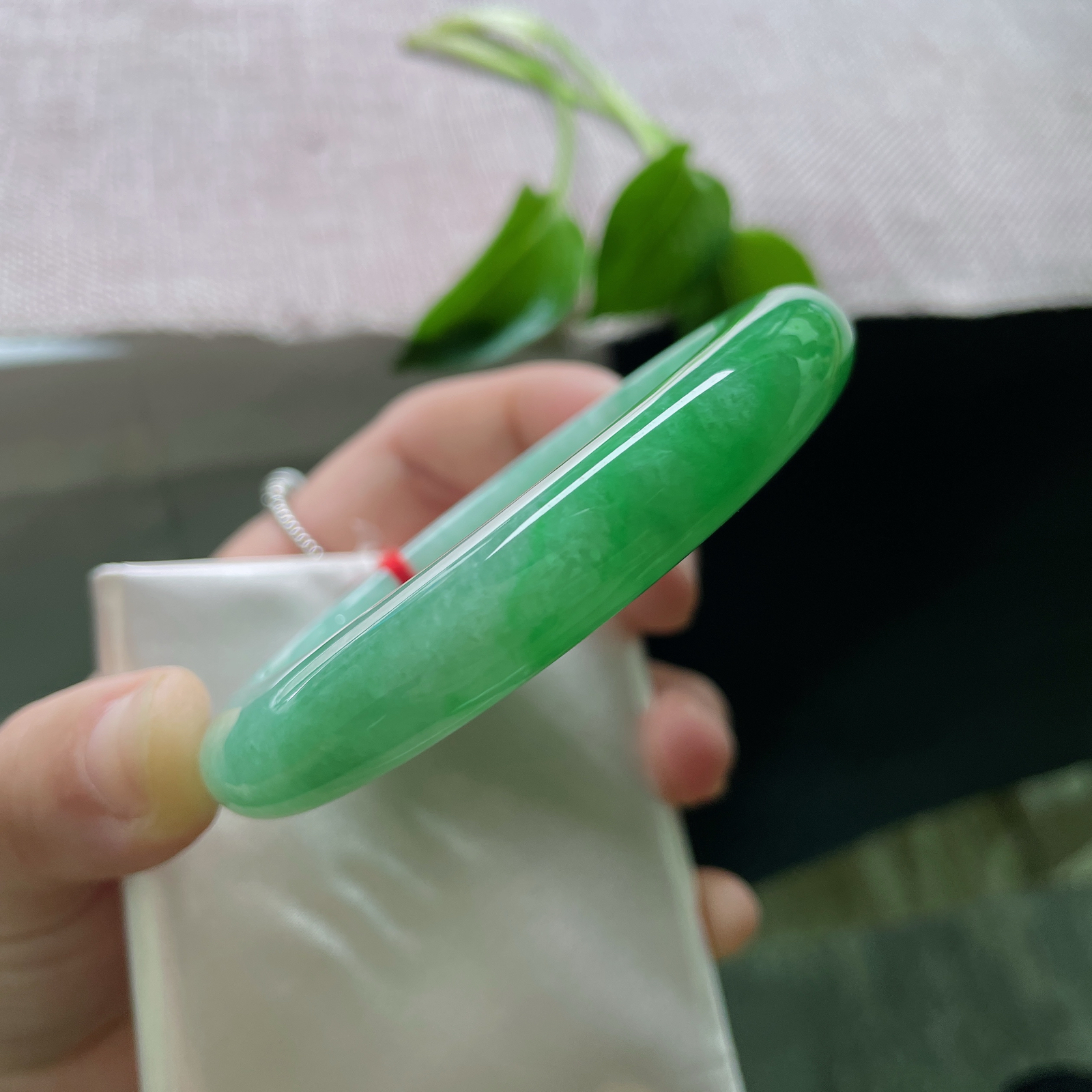 58.1/11.4/9.8绿底正圈，静水深流，满绿藏心。沉稳又不失庄重。无纹裂。