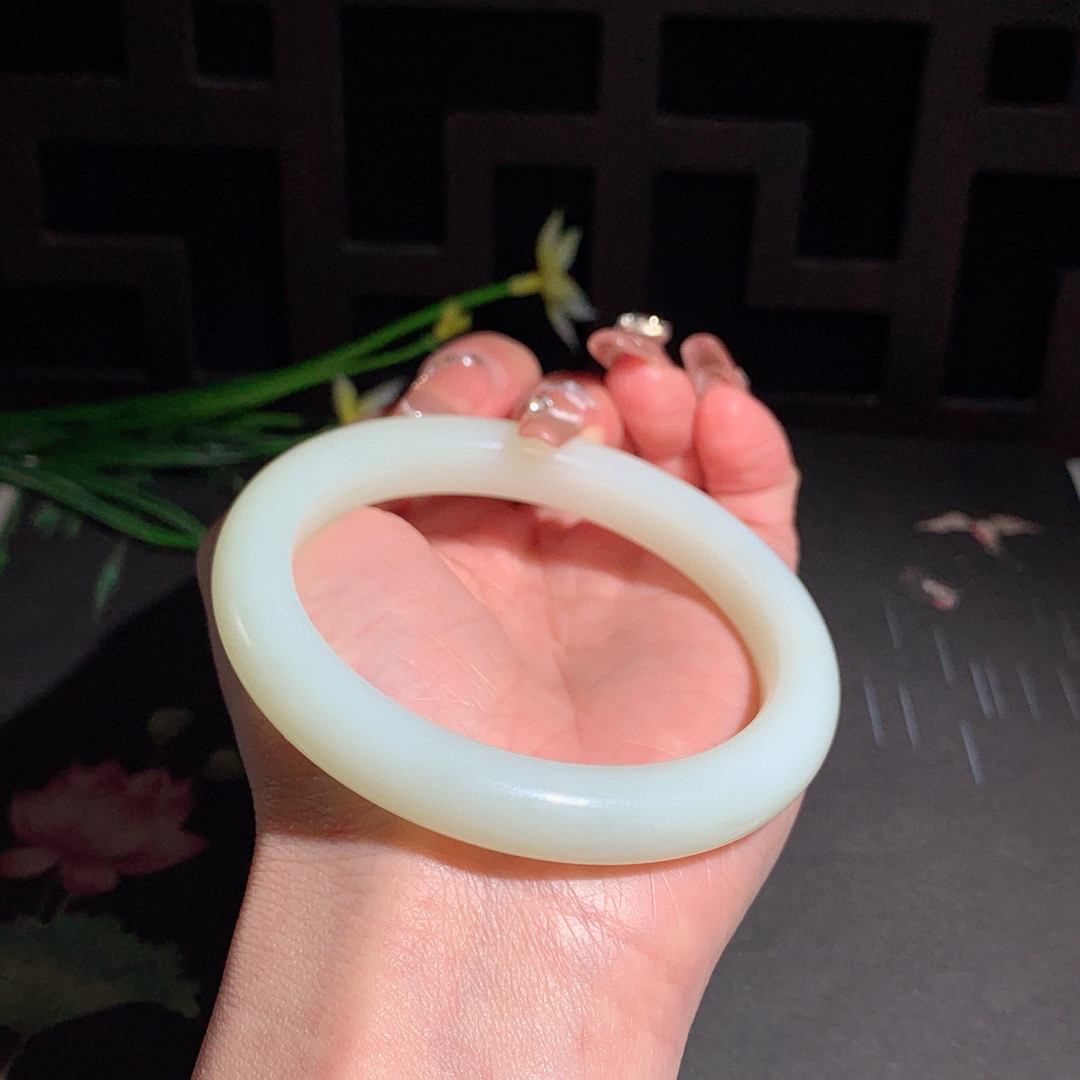 和田玉61圈青白玉手镯！玉质细腻油润 底色纯净 无裂无杂 脂粉好，品质高。