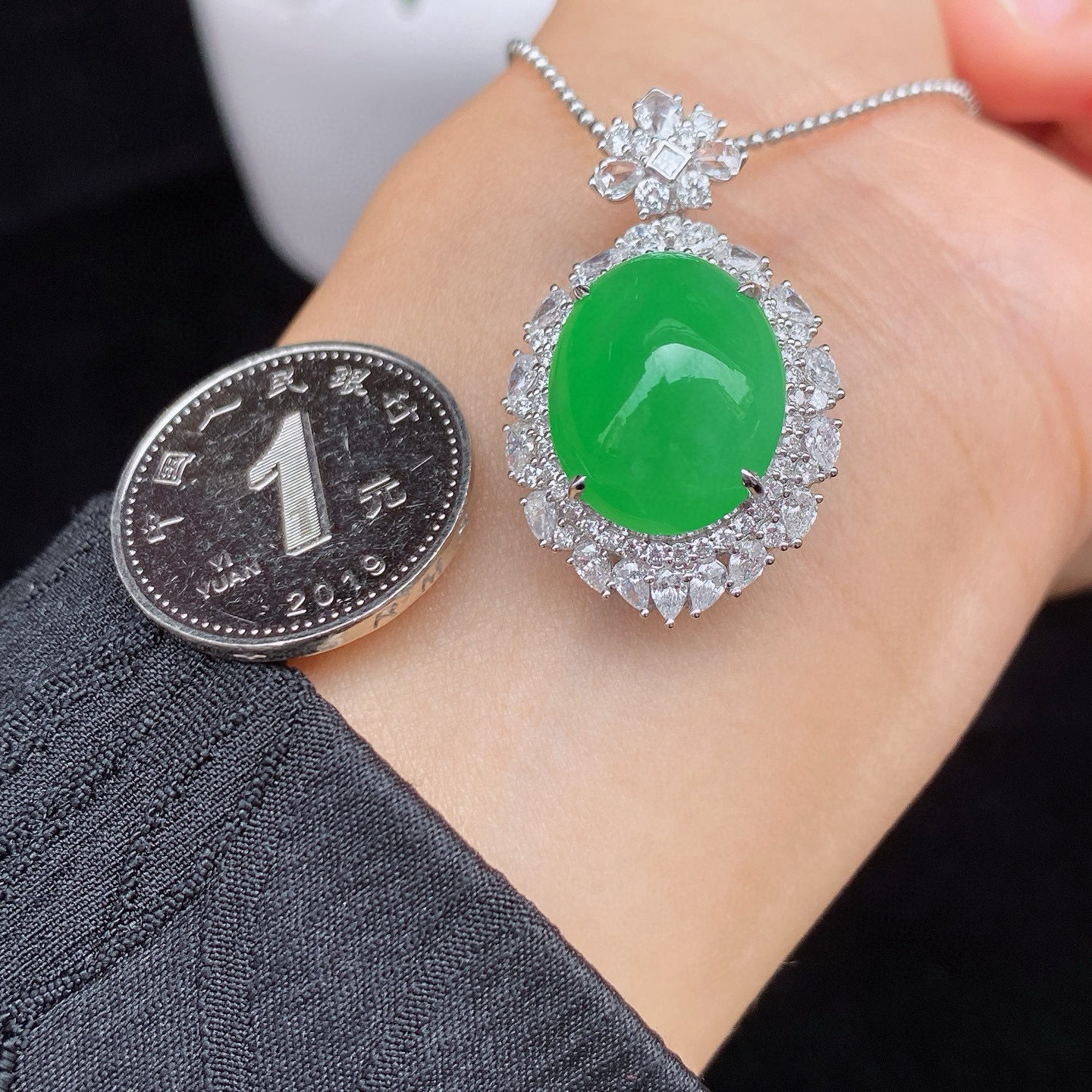 冰阳绿蛋面吊坠 
冰透种好，色甜色阳，饱满厚庄
18k金镶嵌，上身超美，实物更美～