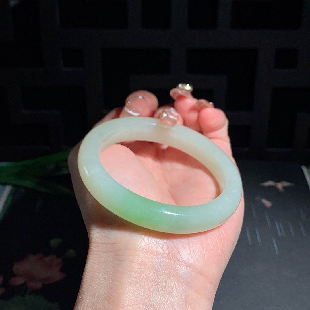 和田玉54.5圈口翠青手镯！玉质细腻油润 底色纯净 无裂无黑 脂粉好，品质高