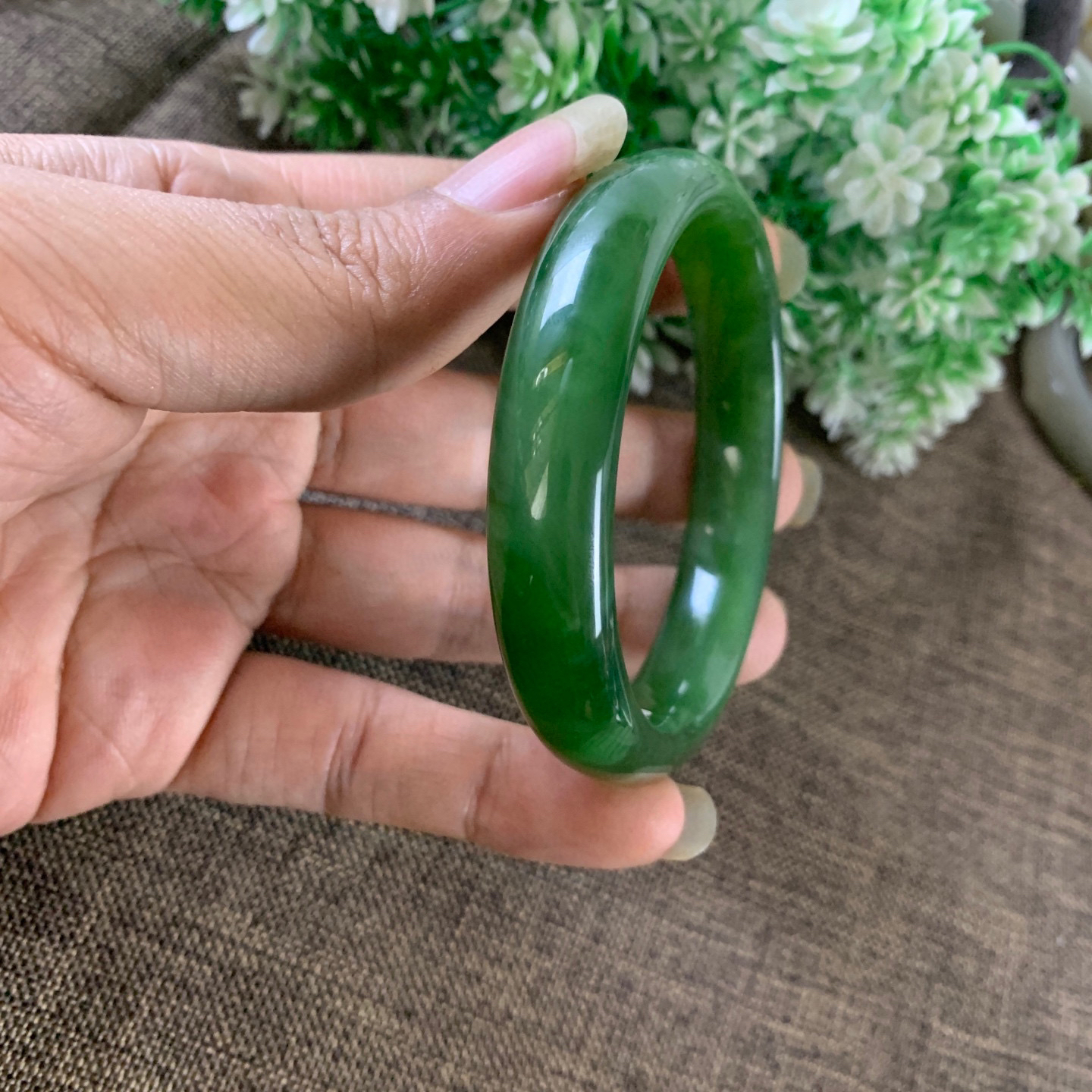 和田玉碧玉57圈口冰底阳绿色手镯，镯型古朴典雅。在诗情画意的雨巷相遇，你是我腕间的一抹风情，有你眸有深情.清风荡漾湖间静水，我愿俯身低眉，在烟波涟漪处寻你