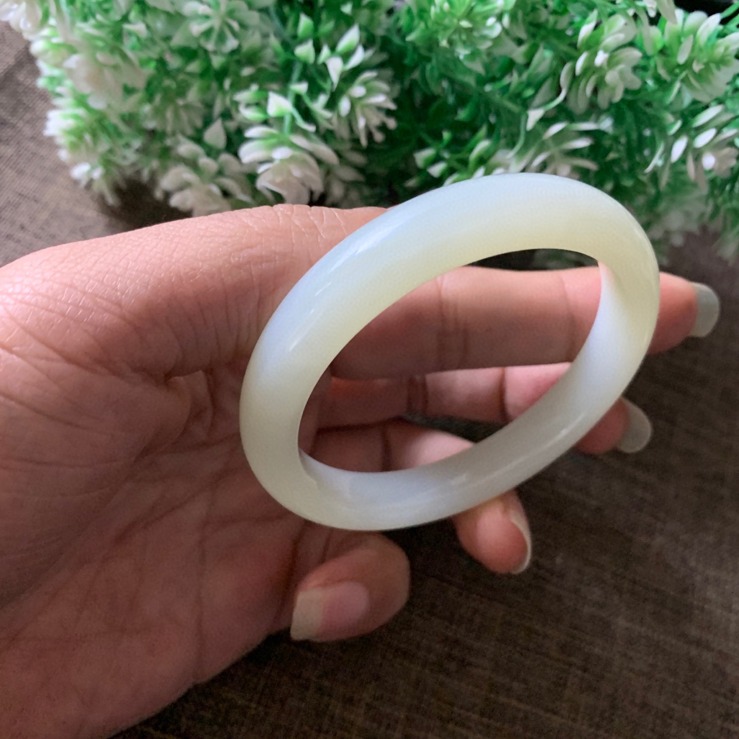 55圈口和田玉羊脂白手镯，镯型古朴典雅。在诗情画意的雨巷相遇，你是我腕间的一抹风情，有你眸有深情.清