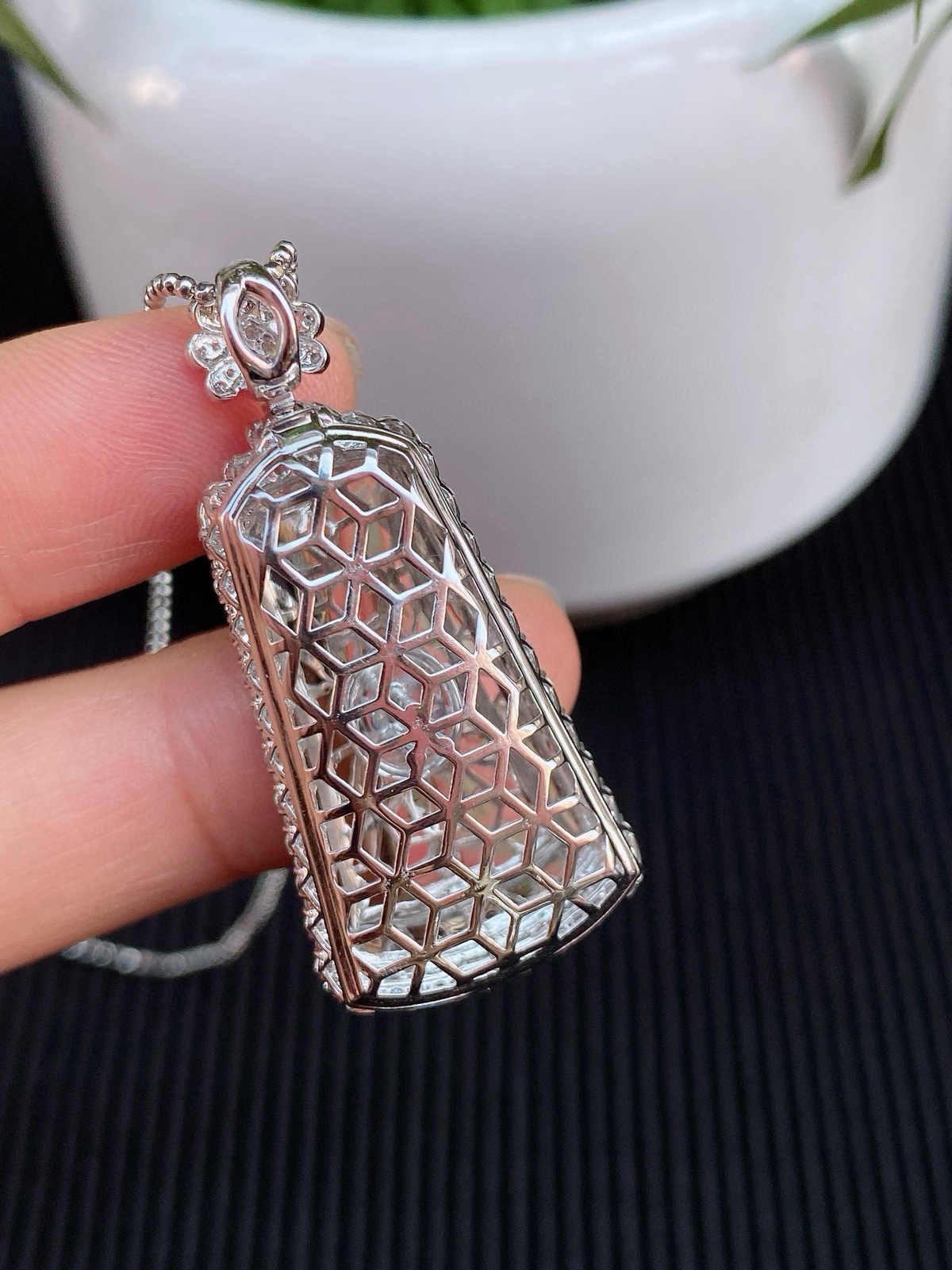 ​​​​冰阳绿无事牌吊坠​​ 
冰种质地，色泽鲜阳浓郁，荧光感满满
18K金镶嵌，奢华又精致
实物更美～